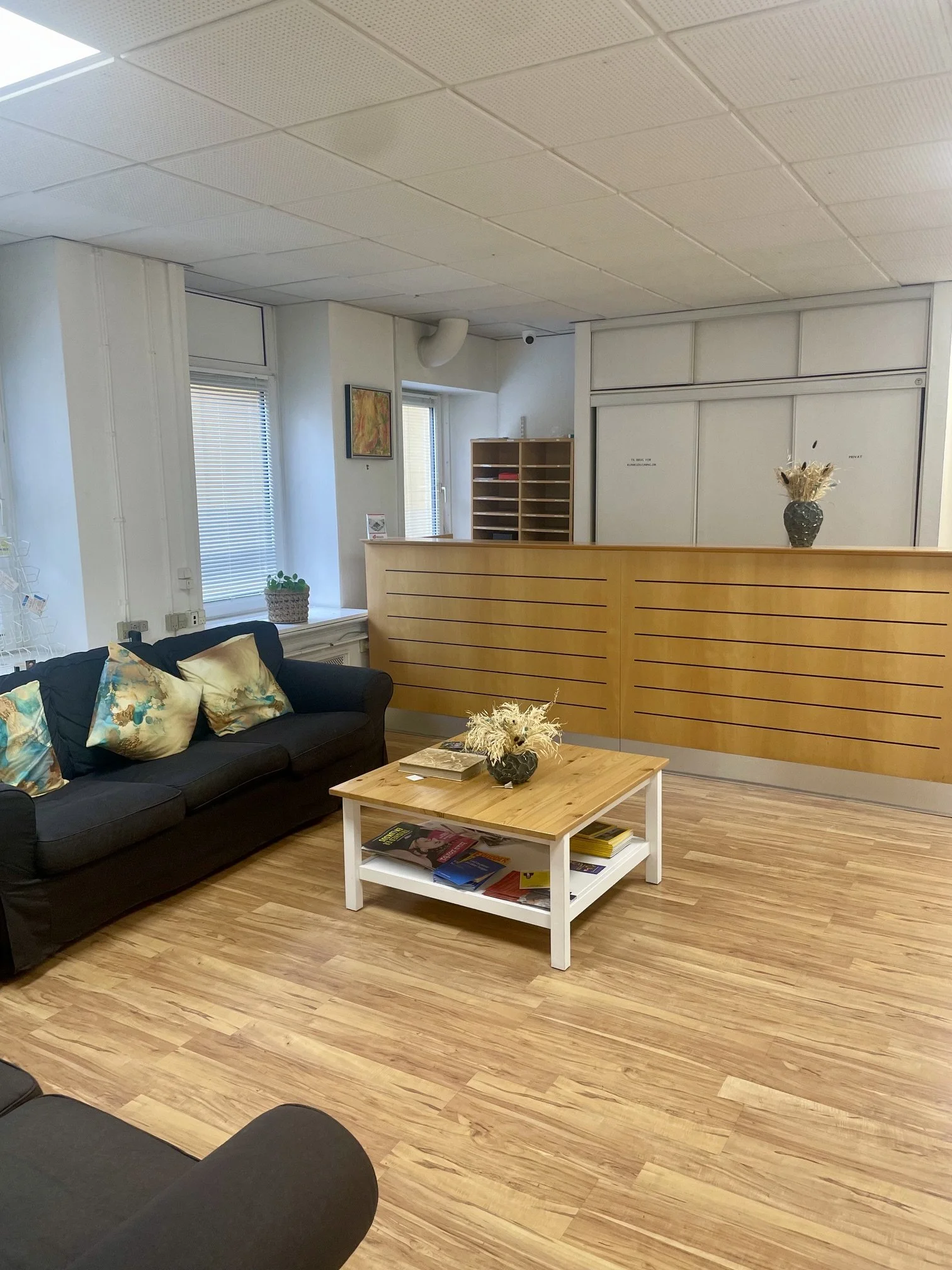 Du er velkommen til at sætte dig i den ubemandede reception på første sal.