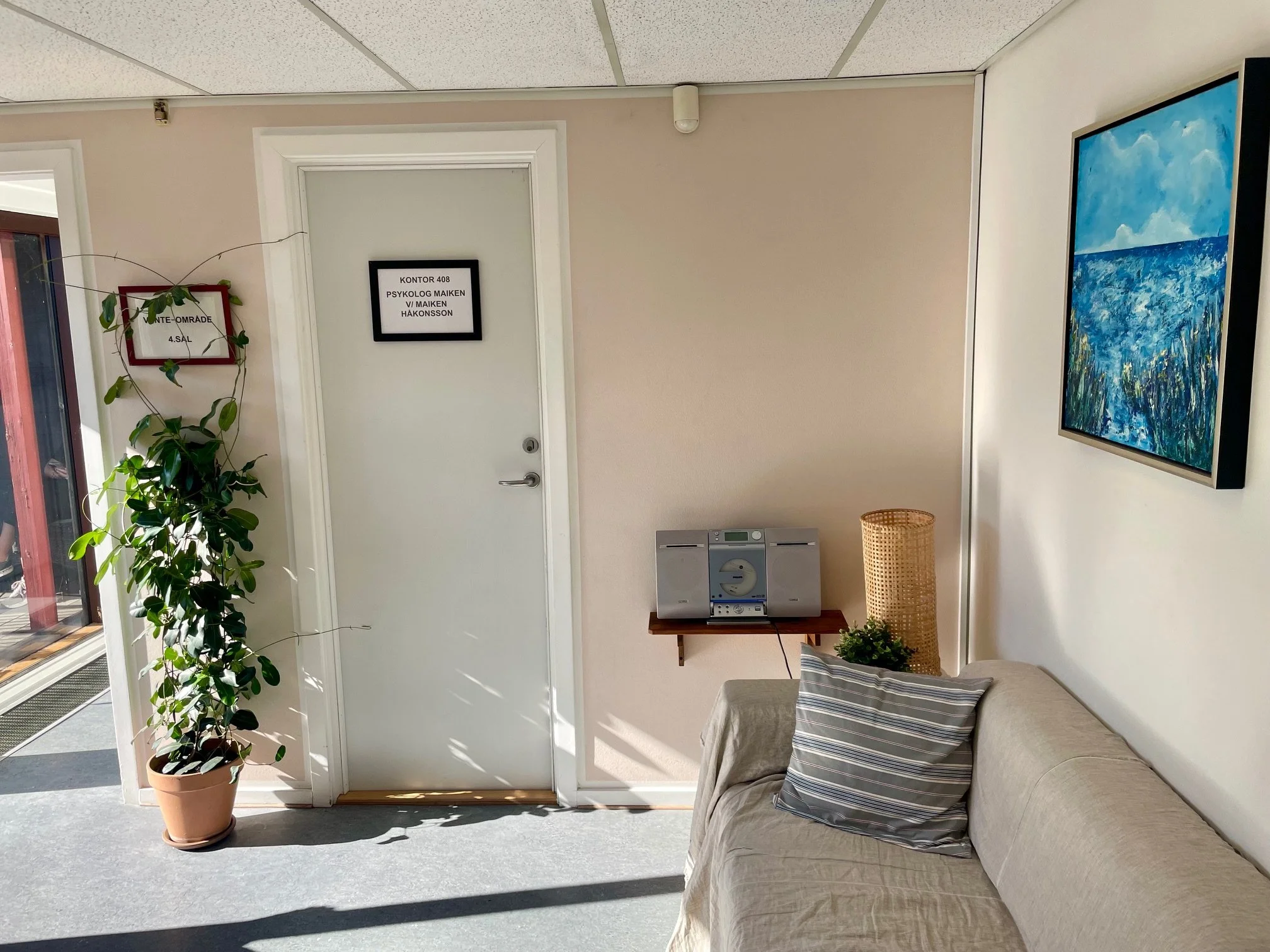 Venteværelse. Der er toiletter nede ad gangen.