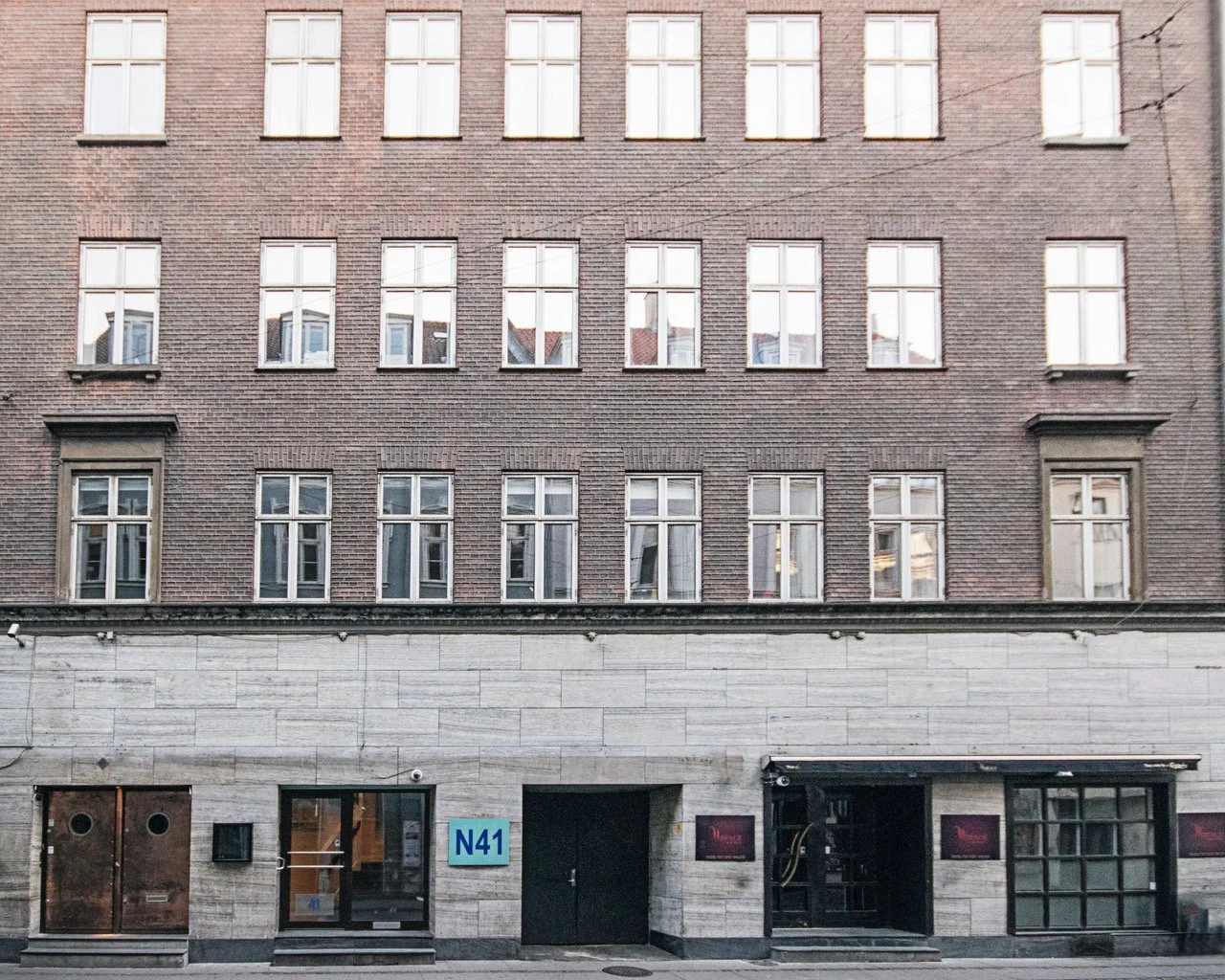 N41 er en fireetagers bygning, der huser en række terapeuter med egne praksisser.