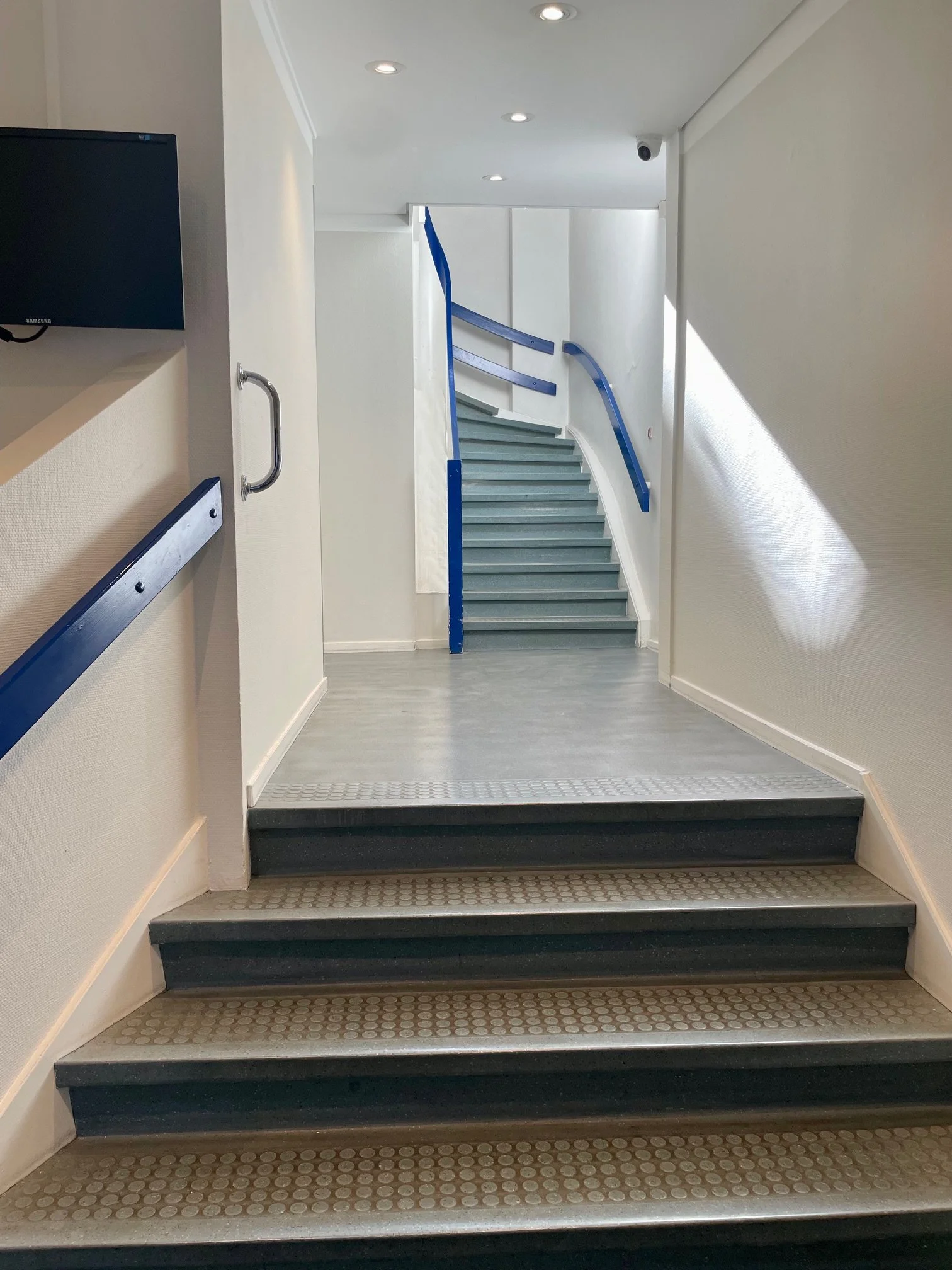 Når du kommer ind, kan du vælge trappe eller elevator op til 4 sal. Hvis du tager trappen kommer du forbi toiletter på 2. og 3. sal.