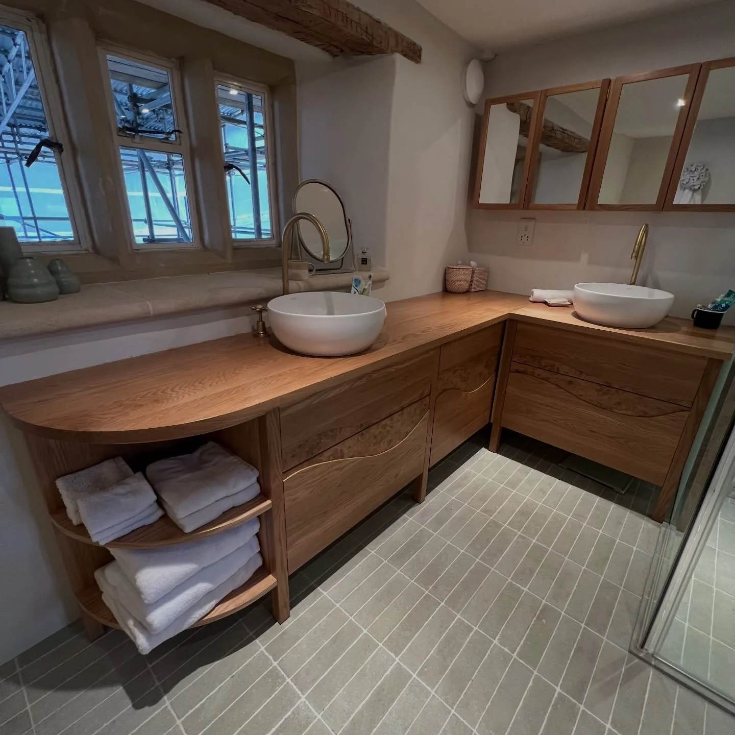 Back in the beautiful Cotswolds to check in on this bathroom fit-out today. It looks so good now with the fixtures and fittings all in place. A truly luxurious place for your morning routines to happen.