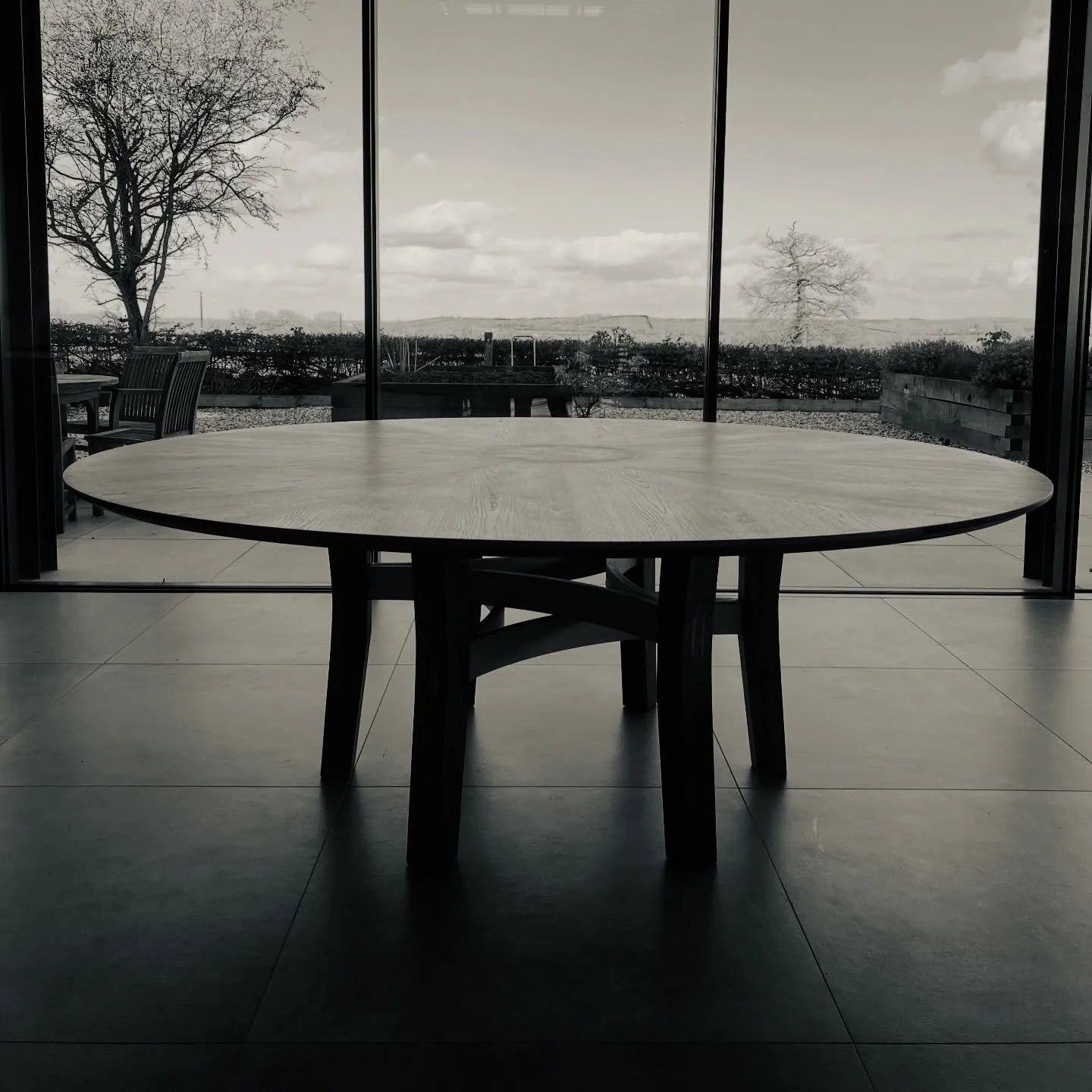 Delighted to get this enormous dining table delivered to its forever home today. Measuring a little over 2m in diameter, the top features 6 slices of oak, with a burr oak centrepiece and a tapered edge to lighten the visual impact of the piece in the