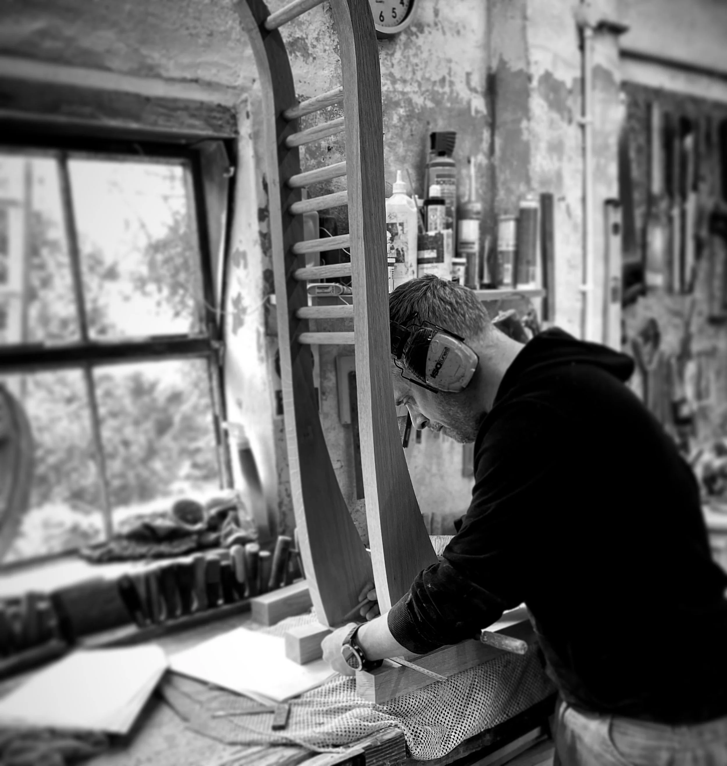 Something new is taking shape in the workshop.
A bespoke, wheelchair-friendly oak table designed and handcrafted with accessibility, comfort, and timeless craftsmanship in mind. Every detail is carefully considered to create a piece that is both prac