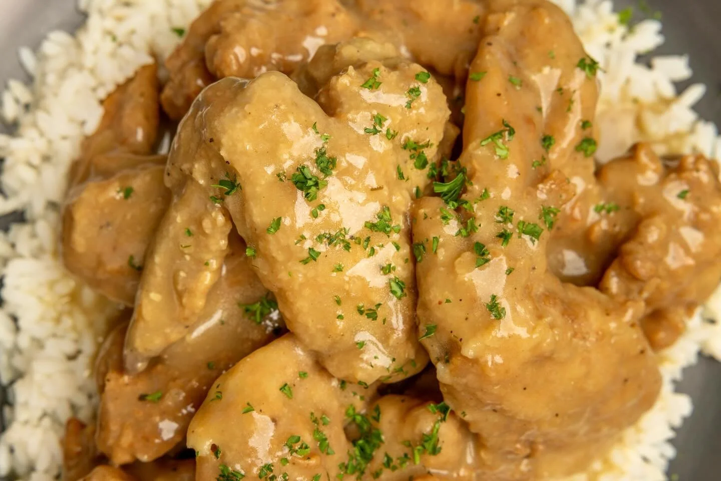 Golden Fried Chicken, SMOTHERED in Rich, Savory Gravy, Laid Over a Bed of Rice Like it&rsquo;s Supposed to Be. Real Flavor. Real Soul. Order Now at TheBusyBeeCafe.com 🐝

#BusyBeeCafe #AtlantaEats #SoulFoodSpot #SmotheredChicken #FoodThatHits