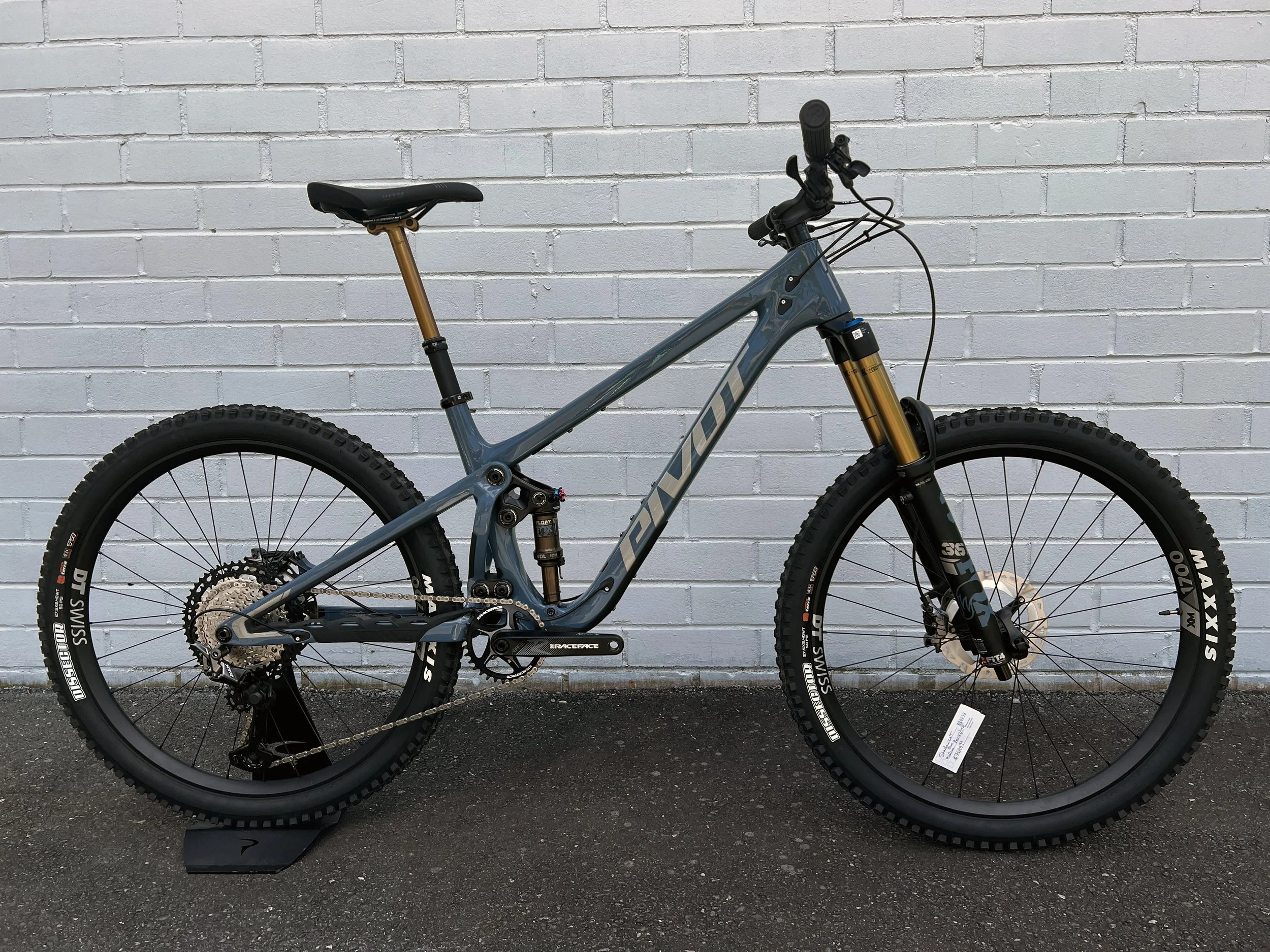 PIVOT Shadowcat - Size Medium