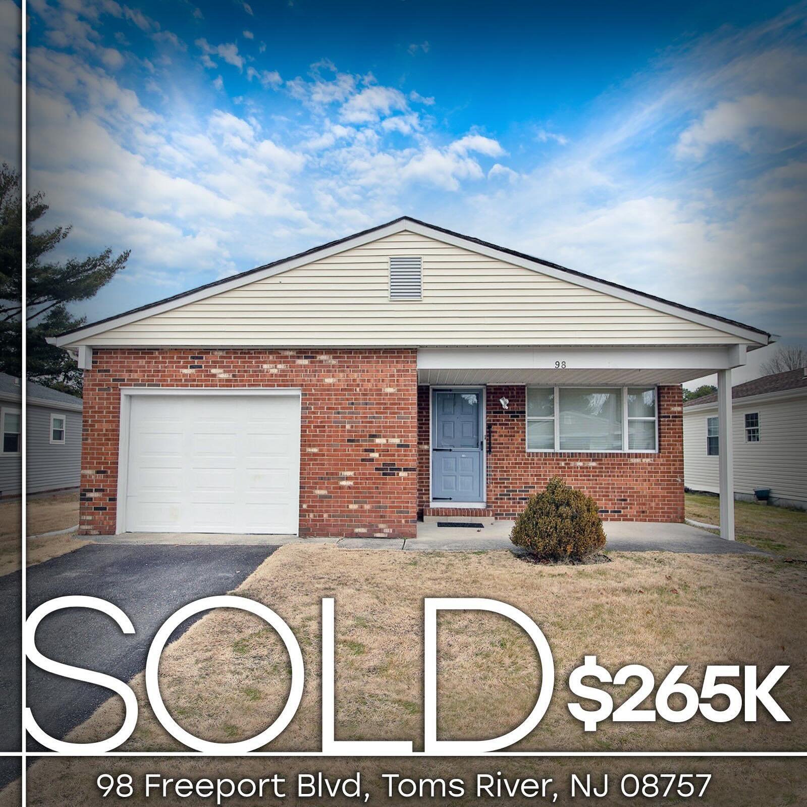 💥JUST SOLD!💥
📍98 Freeport Blvd, Toms River, NJ 08757
2 Bed | 2 Bath | 1,232Ft.&sup2;

This Lakeview Holiday City South home is officially Sold. We are thrilled for all the new homeowners and wish everyone the best of luck in their next chapter.

T