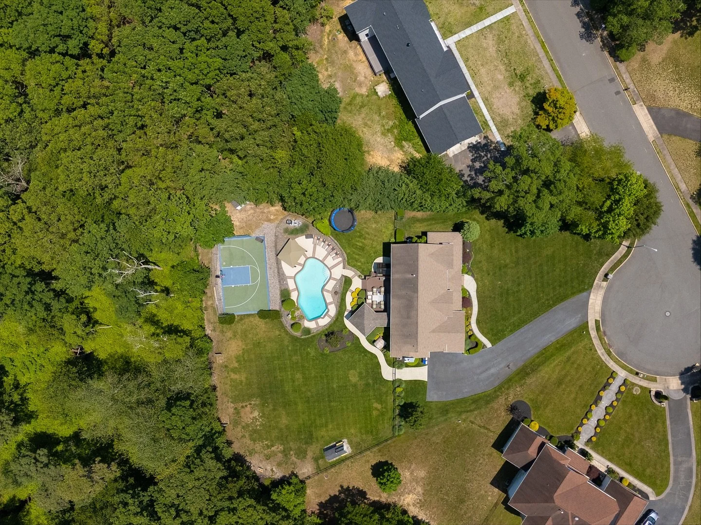 🏡 𝙏𝙝𝙚 𝙊𝙣𝙚 𝙔𝙤𝙪&rsquo;𝙫𝙚 𝘽𝙚𝙚𝙣 𝙒𝙖𝙞𝙩𝙞𝙣𝙜 𝙁𝙤𝙧✨

Where timeless design meets resort-style living &mdash; this 𝟲 𝗯𝗲𝗱, 𝟰.𝟱 𝗯𝗮𝘁𝗵 colonial sits on 𝟭.𝟳𝟭 𝗮𝗰𝗿𝗲𝘀 of pure luxury. From the wraparound porch to the heated sal