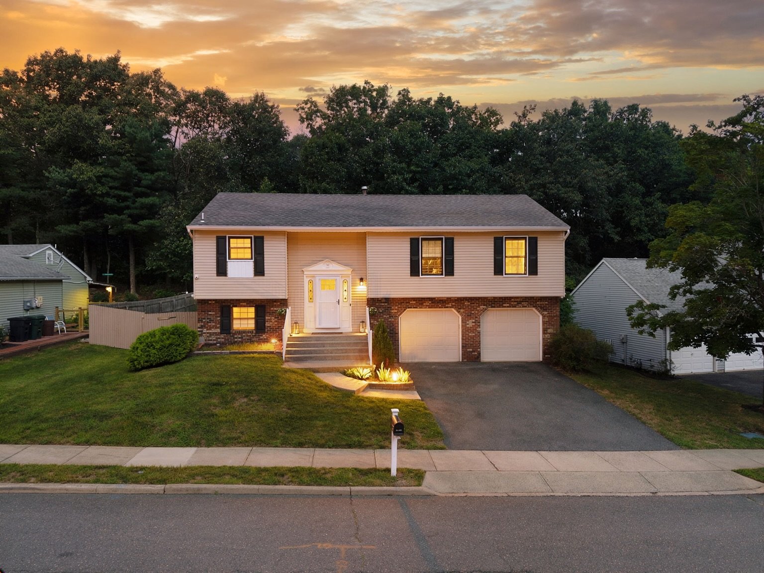 𝗧𝗵𝗶𝘀 𝗼𝗻𝗲 𝗰𝗵𝗲𝗰𝗸𝘀 𝗮𝗹𝗹 𝘁𝗵𝗲 𝗯𝗼𝘅𝗲𝘀.✔️

4 beds. 2 baths. ~1,700 sq. ft. Renovated kitchen + baths. Major 2025 upgrades. Private wooded setting. 2-car garage + fenced yard.

𝗚𝗹𝗲𝗻 𝗔𝗿𝗱𝗲𝗻, 𝗛𝗼𝘄𝗲𝗹𝗹 &mdash; 𝗺𝗼𝘃𝗲-𝗶𝗻 𝗿?