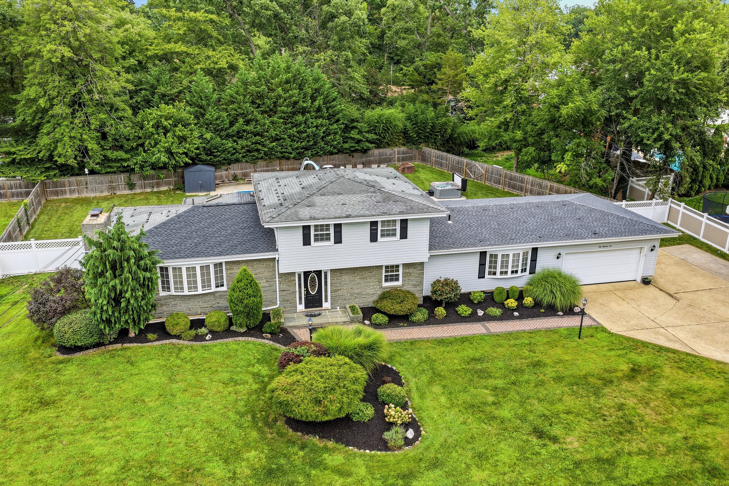 𝙈𝙤𝙧𝙚 𝙩𝙝𝙖𝙣 𝙖 𝙝𝙤𝙢𝙚 &mdash; 𝙞𝙩&rsquo;𝙨 𝙖 𝙡𝙞𝙛𝙚𝙨𝙩𝙮𝙡𝙚. ✨

3,644 sq. ft. of beautifully designed living with 5 bedrooms, 3 full baths, a multigenerational suite, chef&rsquo;s kitchen, dramatic stone fireplace, and a private backyar