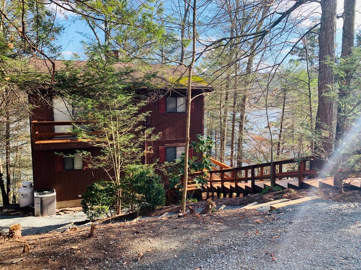 Lakefront Treehouse Rental