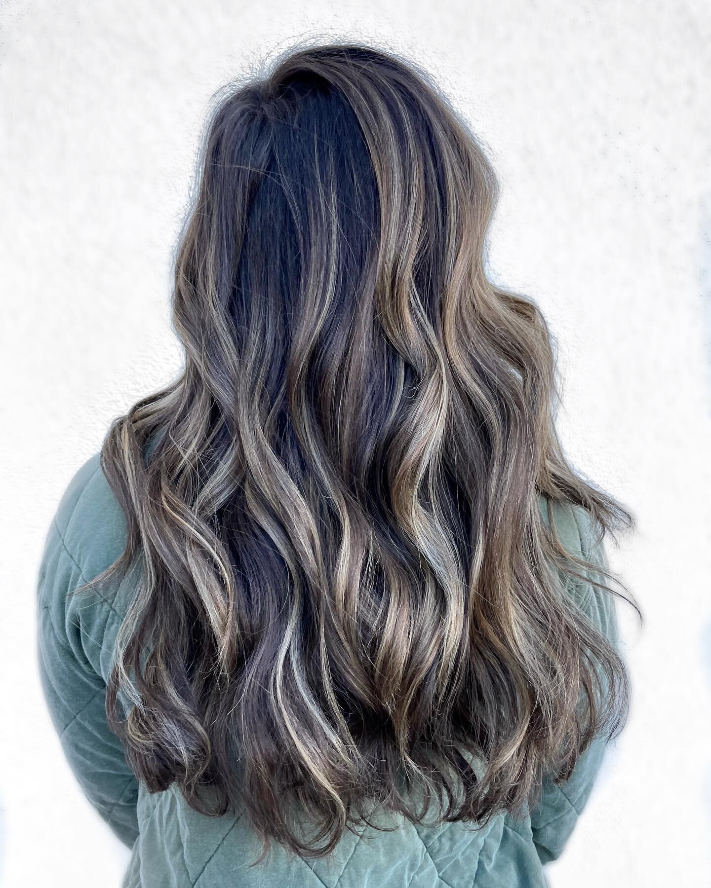 Let&rsquo;s talk about something taboo!

Tipping. 💵

I feel like this is something people never know what to do- or how much, if at all? 

To put it plainly the industry standard is 20%. 

If you feel like your stylist did everything but turn water 
