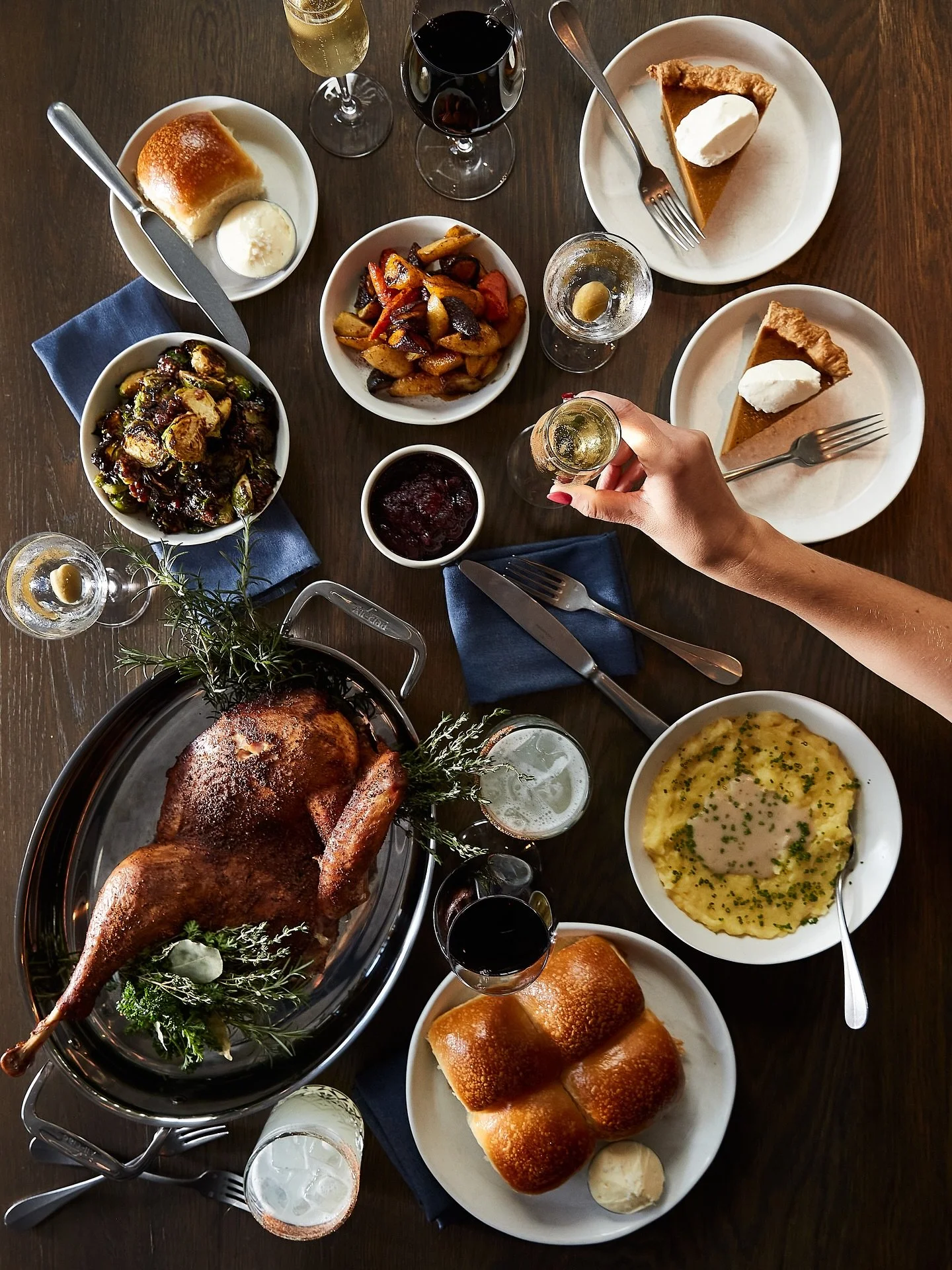 Happy feasting and cheers to a restful holiday weekend, from StarrHouse to you! 🥂