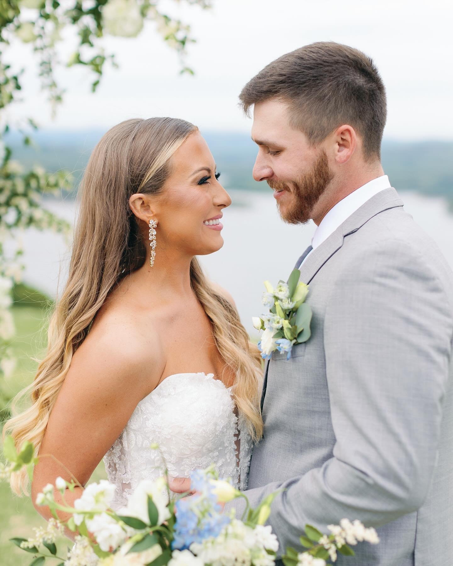 The views from Caroline and David&rsquo;s wedding were breathtaking&hellip;both the landscape and the two of them!

Florist- The Petal Shoppe @petalshoppe.ar
Makeup- Madie Massey @madiemasseybeauty 
Hair- Bre Smith @themanebreezy
Food- Pasta Grill @p