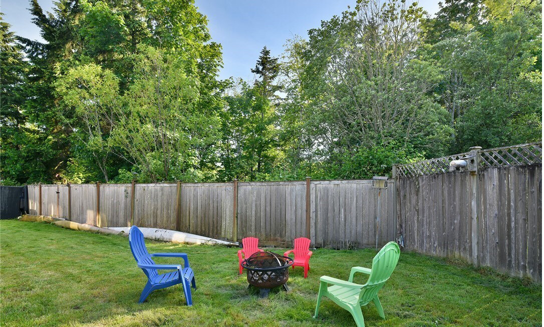  view of backyard with lawn furniture 