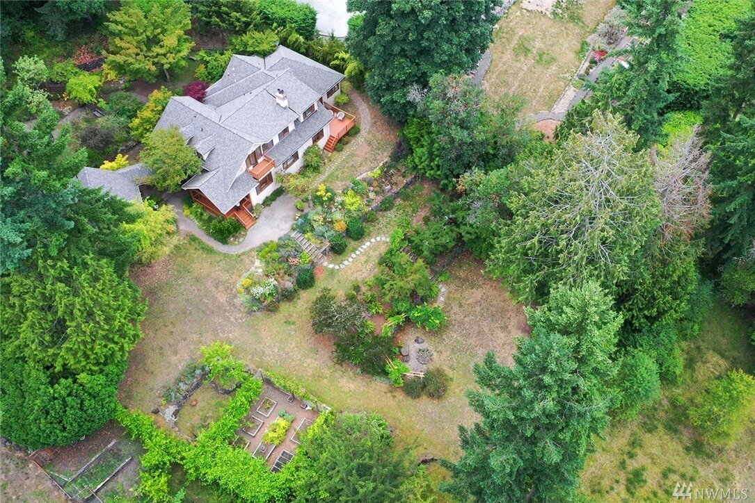  above view of home and property 
