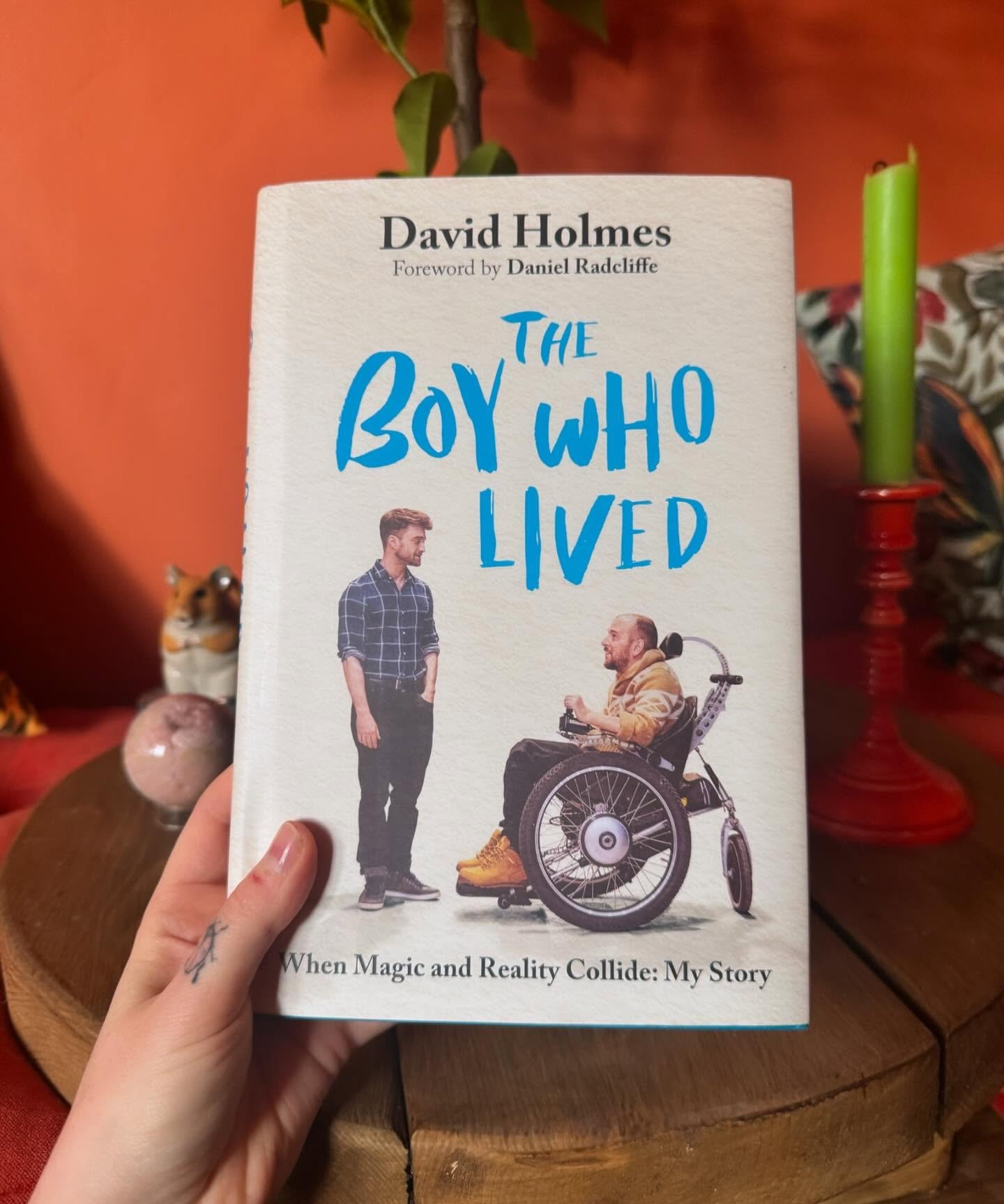 Just finished @davidholmes83 memoir and wanted to give it some love! 📖&hearts;️ 

David was always so inclusive and friendly to everyone on the Harry Potter sets back in the day, which meant a lot to a newbie like me joining a well established famil