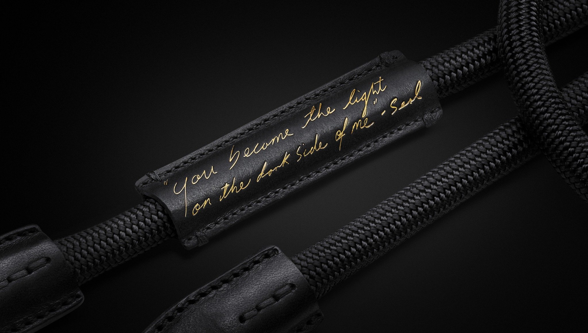  Dây đeo Rope được khâu một lớp da đặc biệt dập chìm dòng chữ “ you become the light on the dark side of me ”. 