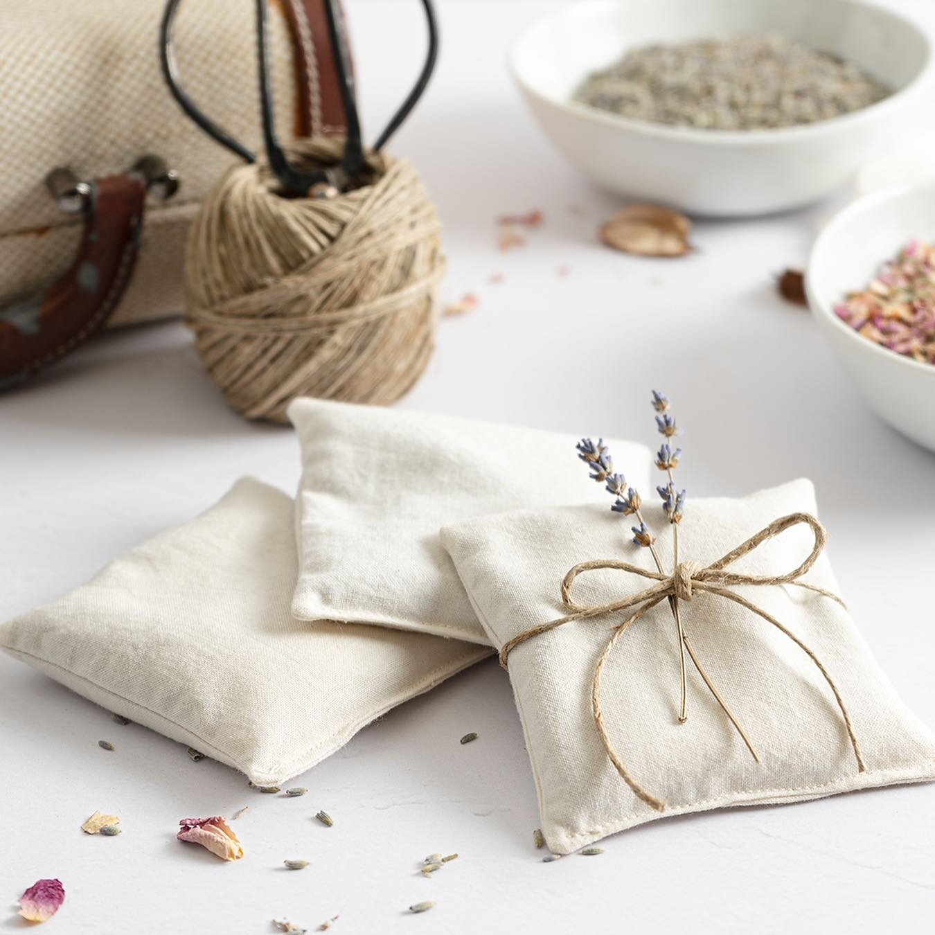 Although everyone is about pumpkin spice this and caramel apple that this time of year, there is always room for floral aromas. Join me in crafting  these simple DIY floral sachets to place in closets, drawers, storage bins, or anywhere else that nee