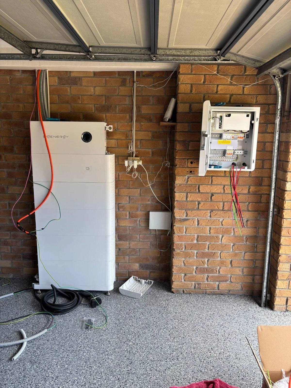 evolved-solar-molendinar-battery-and-switchboard-wiring.jpg