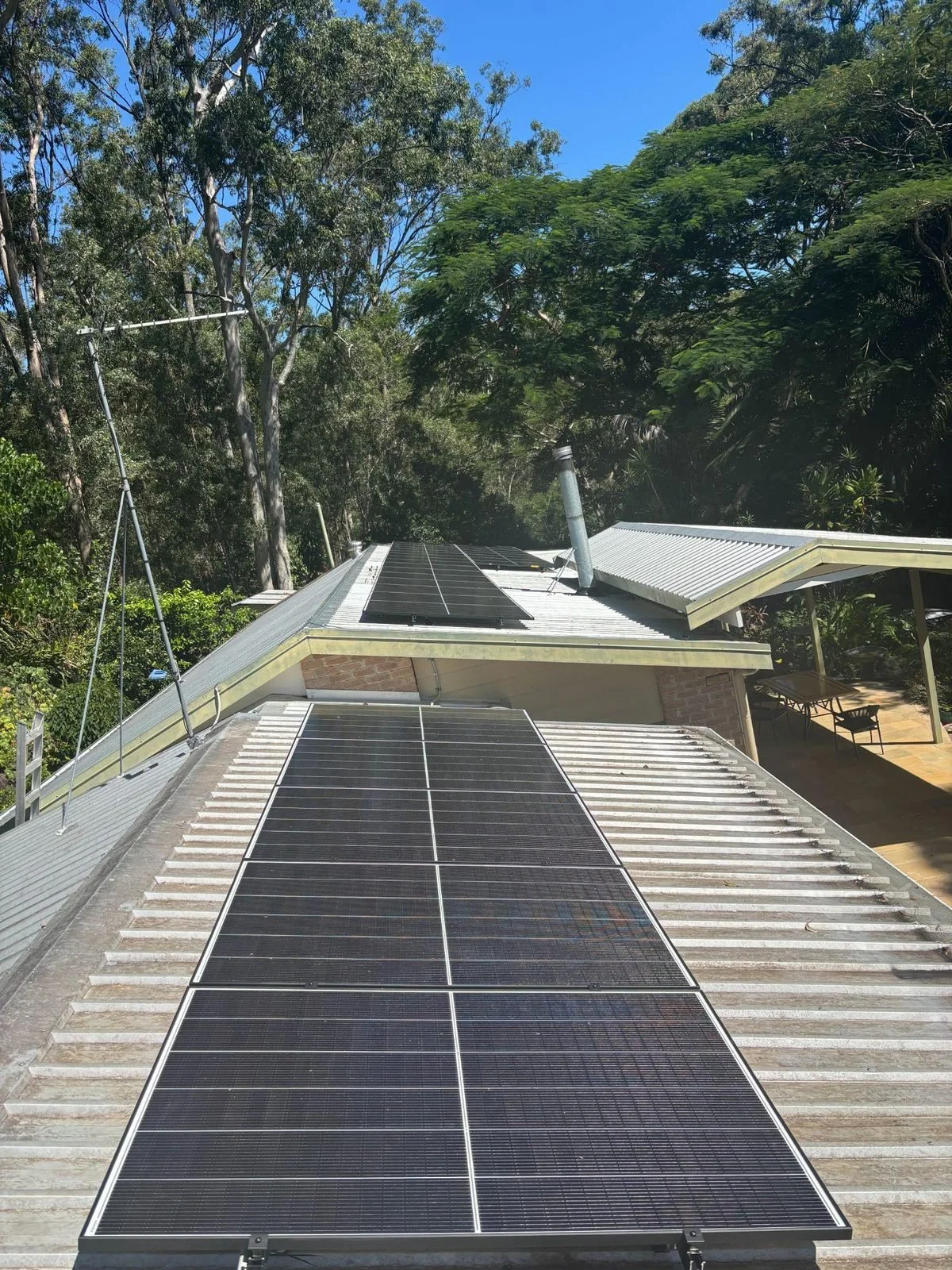 evolved-solar-mudgeeraba-jinko-panels-shaded-metal-roof.jpg
