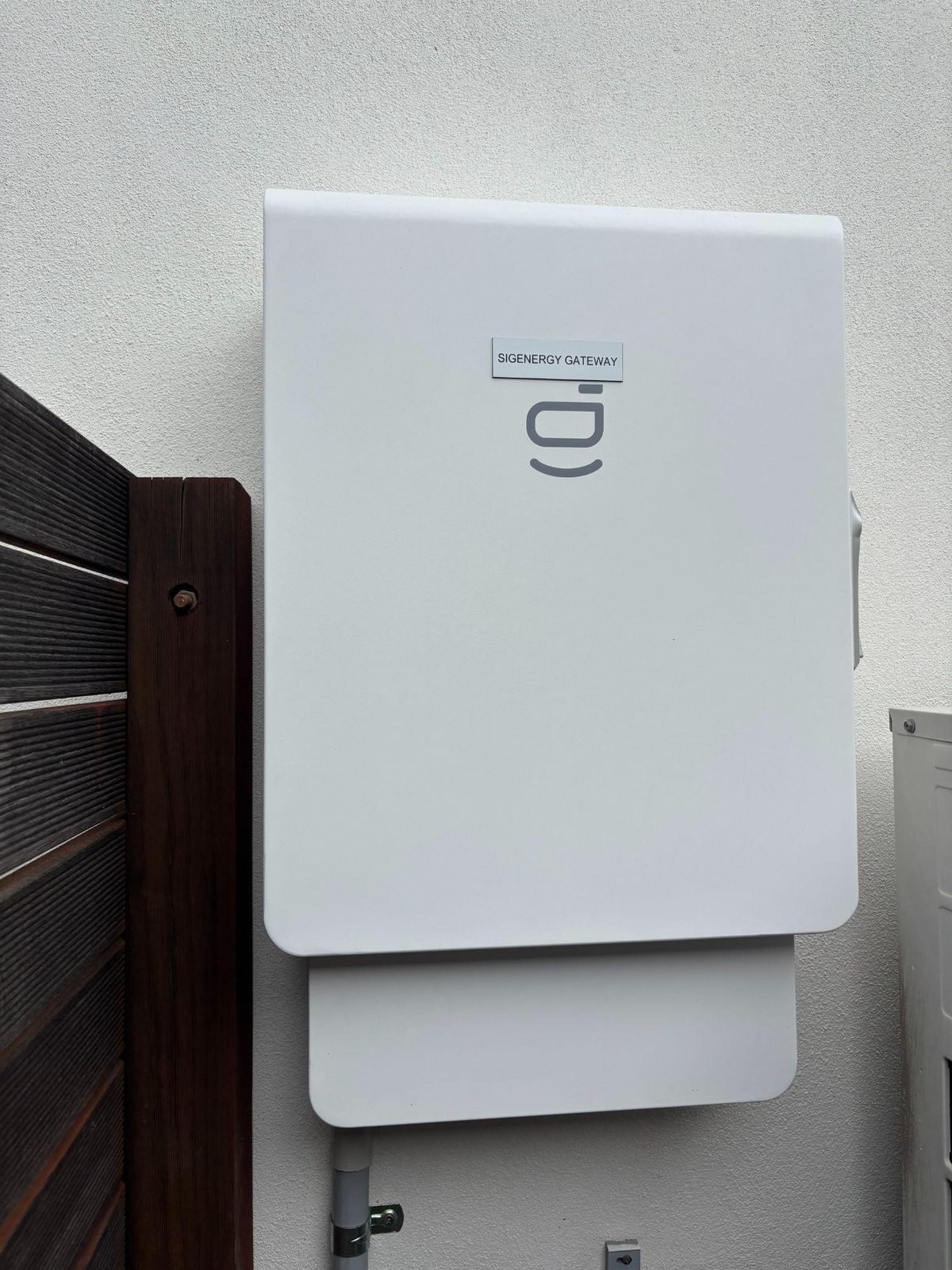 evolved-solar-pimpama-sigenergy-gateway-wall-mounted.jpg