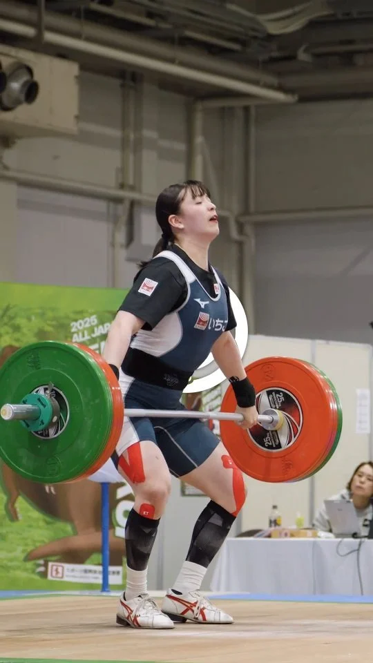 Sumire displaying beautiful bar path while snatching 92kg!