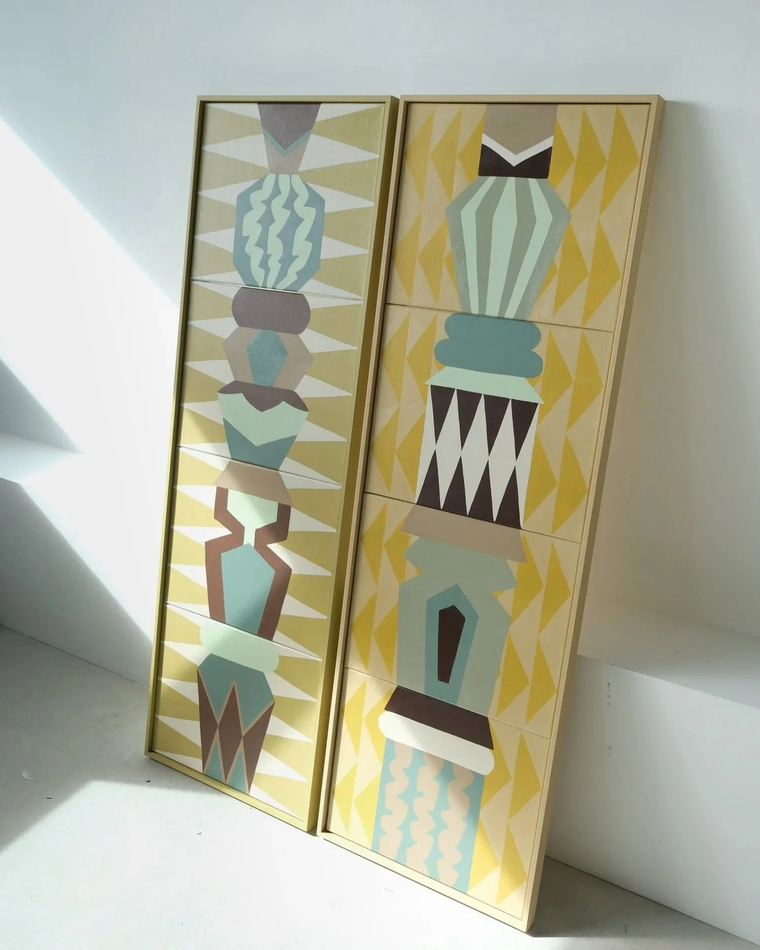 Totems Zelliges Argila Verde Marrom et Ocre Amendoa Marrom — posés au sol atelier — tableaux acrylique sur toile — Charlotte Lemaire Thimel