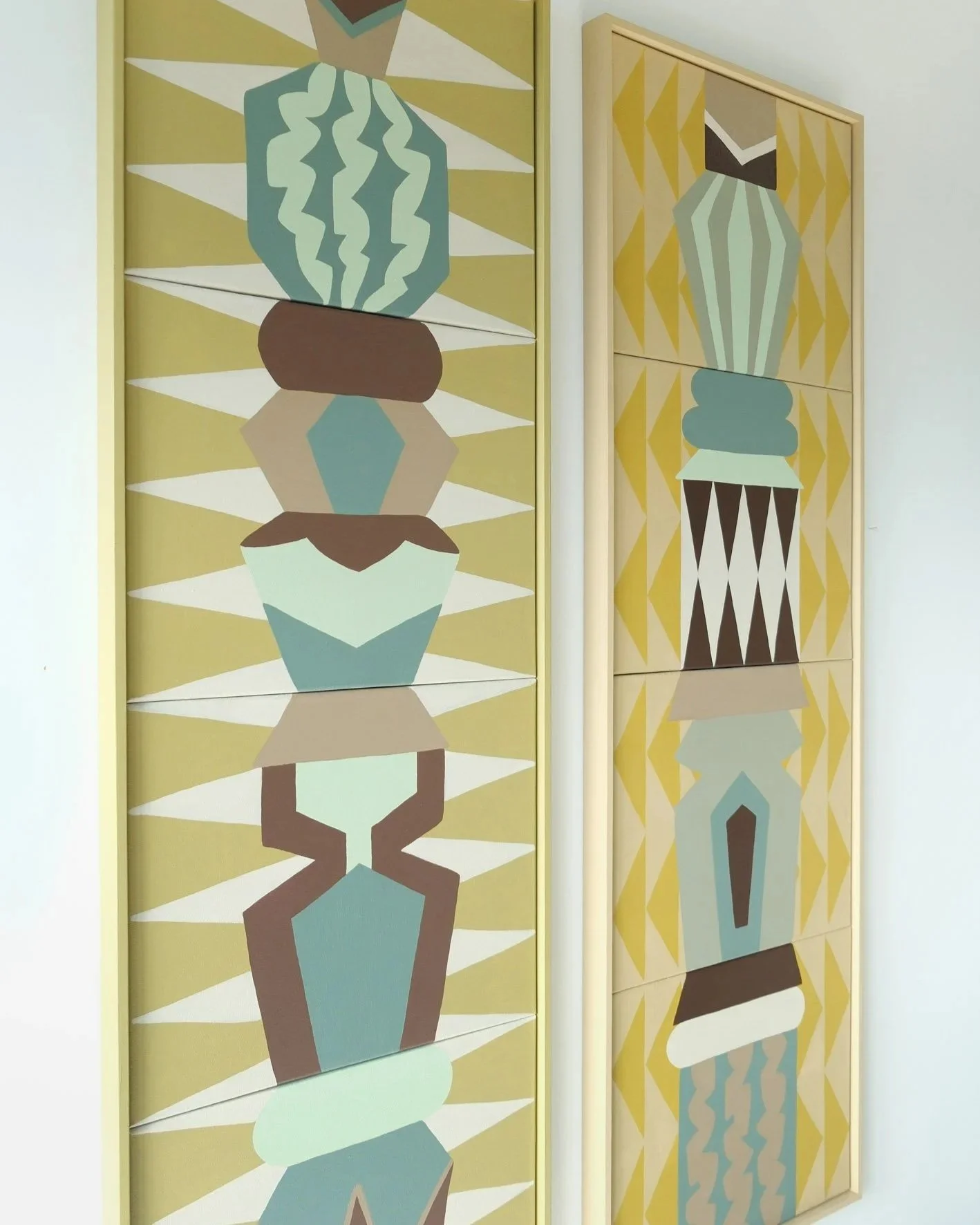 Totems Zelliges Argila Verde Marrom et Ocre Amendoa Marrom — vue de biais gauche — tableaux acrylique sur toile — Charlotte Lemaire Thimel