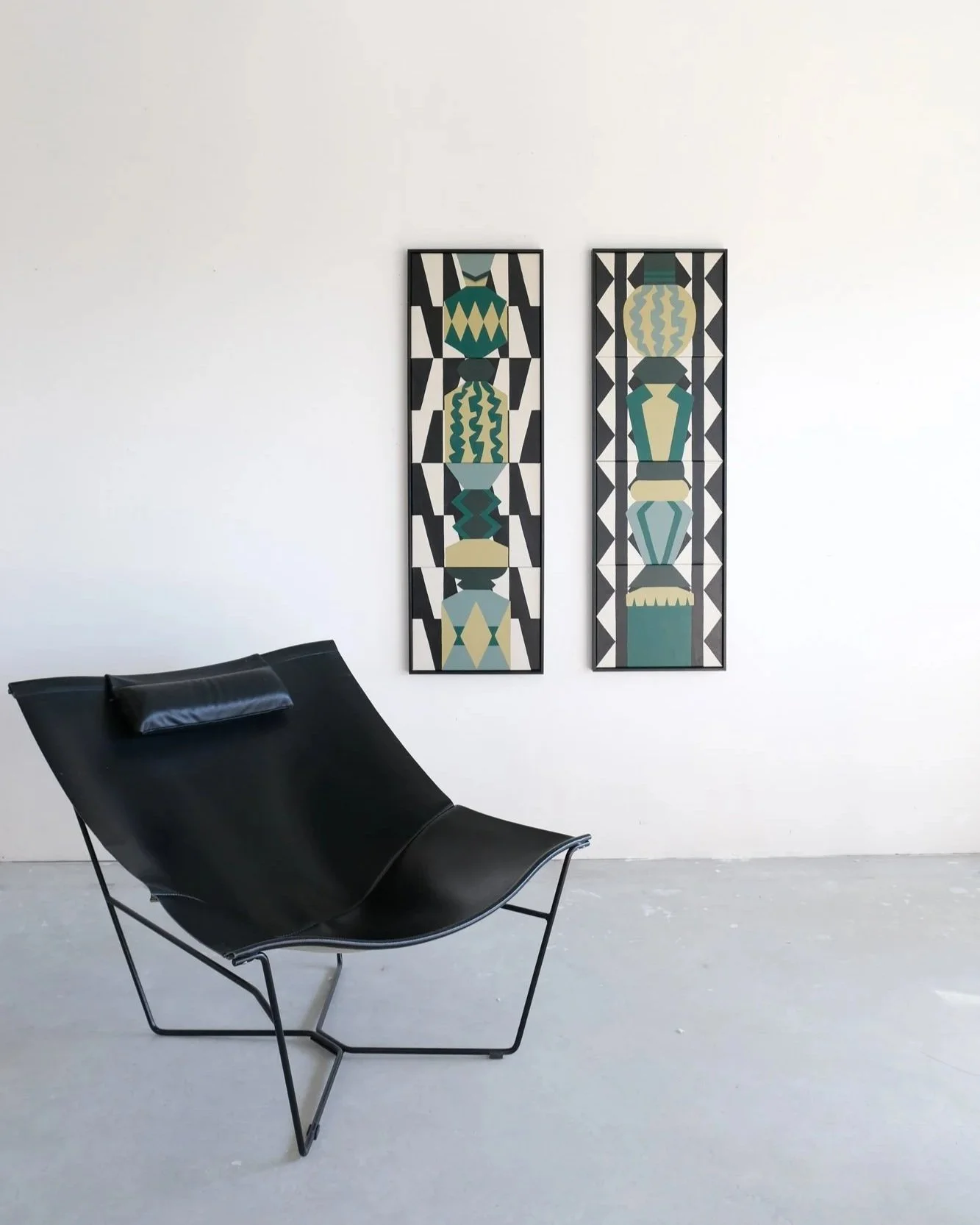 Diptyque Totems Zelliges Preto I et II — mise en situation intérieur design — acrylique sur toile — Charlotte Lemaire Thimel