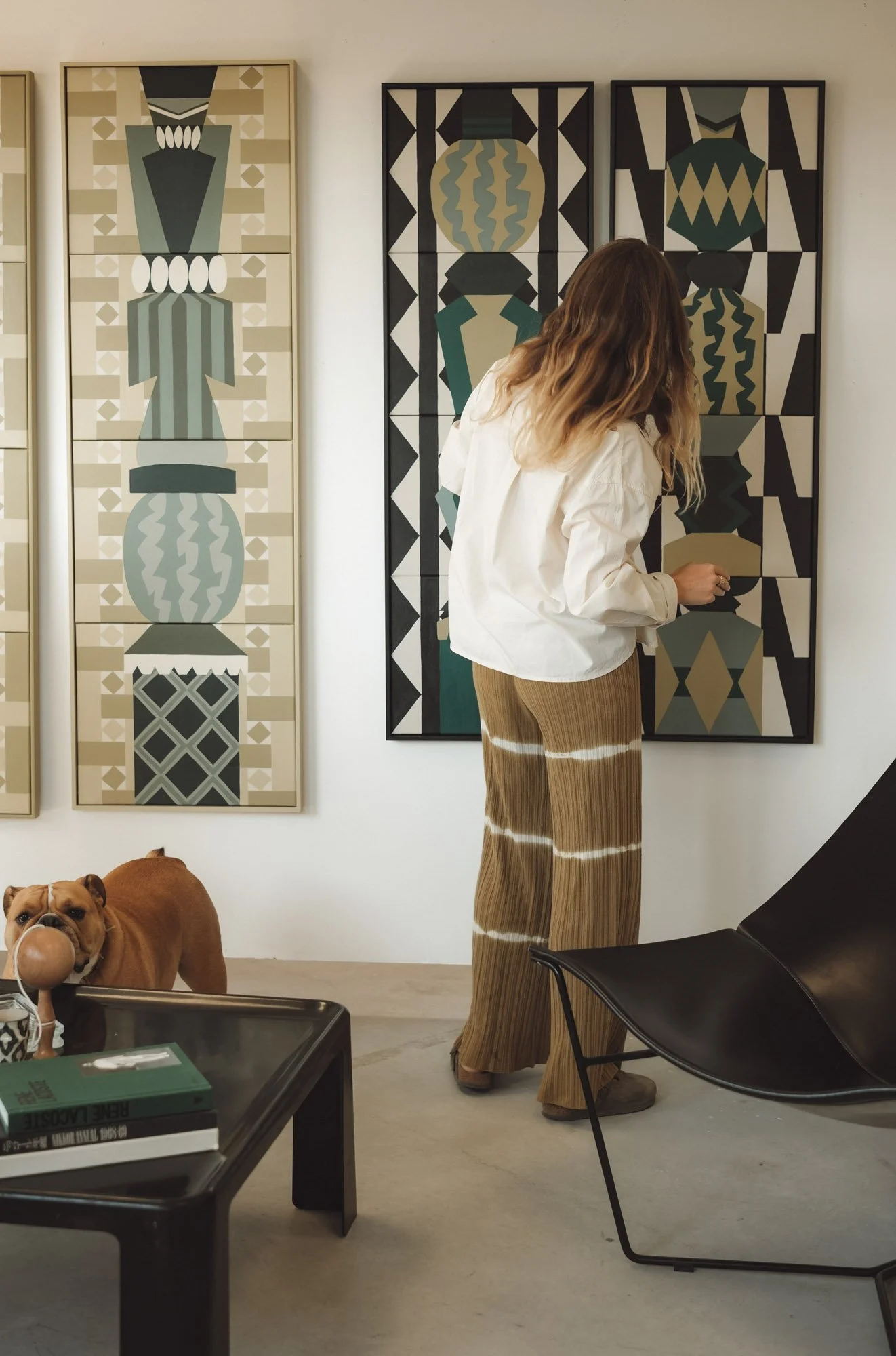Charlotte Lemaire Thimel et son chien Tahiti — atelier de peinture à Pornichet