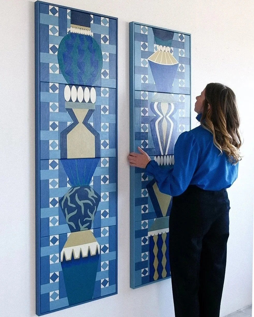 Totems Zelliges Azul - artiste tenant le tableau - charlotte lemaire thimel