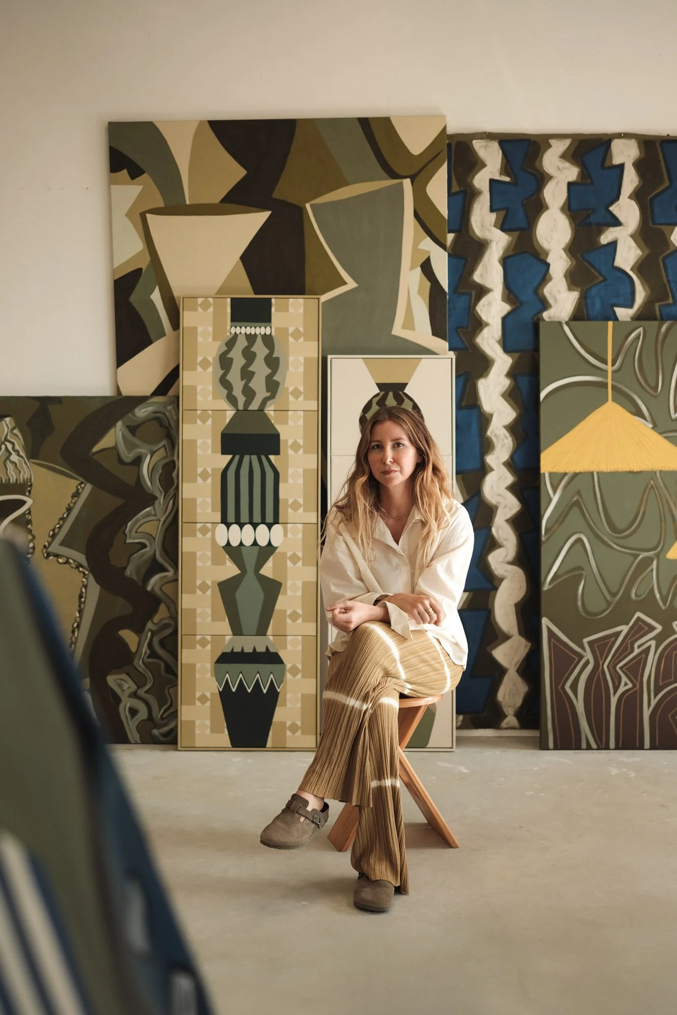 Charlotte Lemaire Thimel — artiste peintre dans son atelier à Pornichet