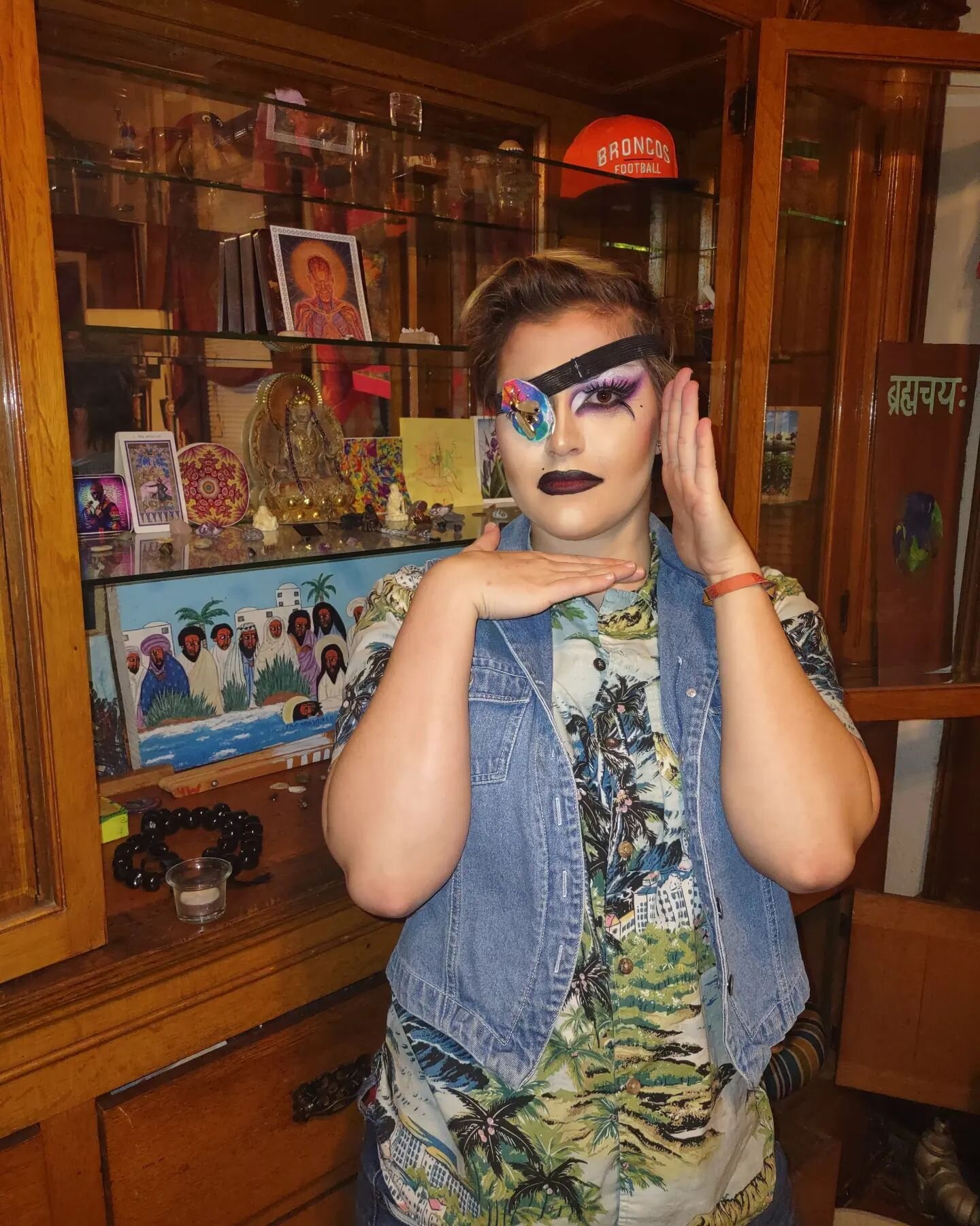 This is Enola, I did her makeup ✌️
#dragqueen #hireme #makeup #makeover #art #livingforlove #savenewcollege