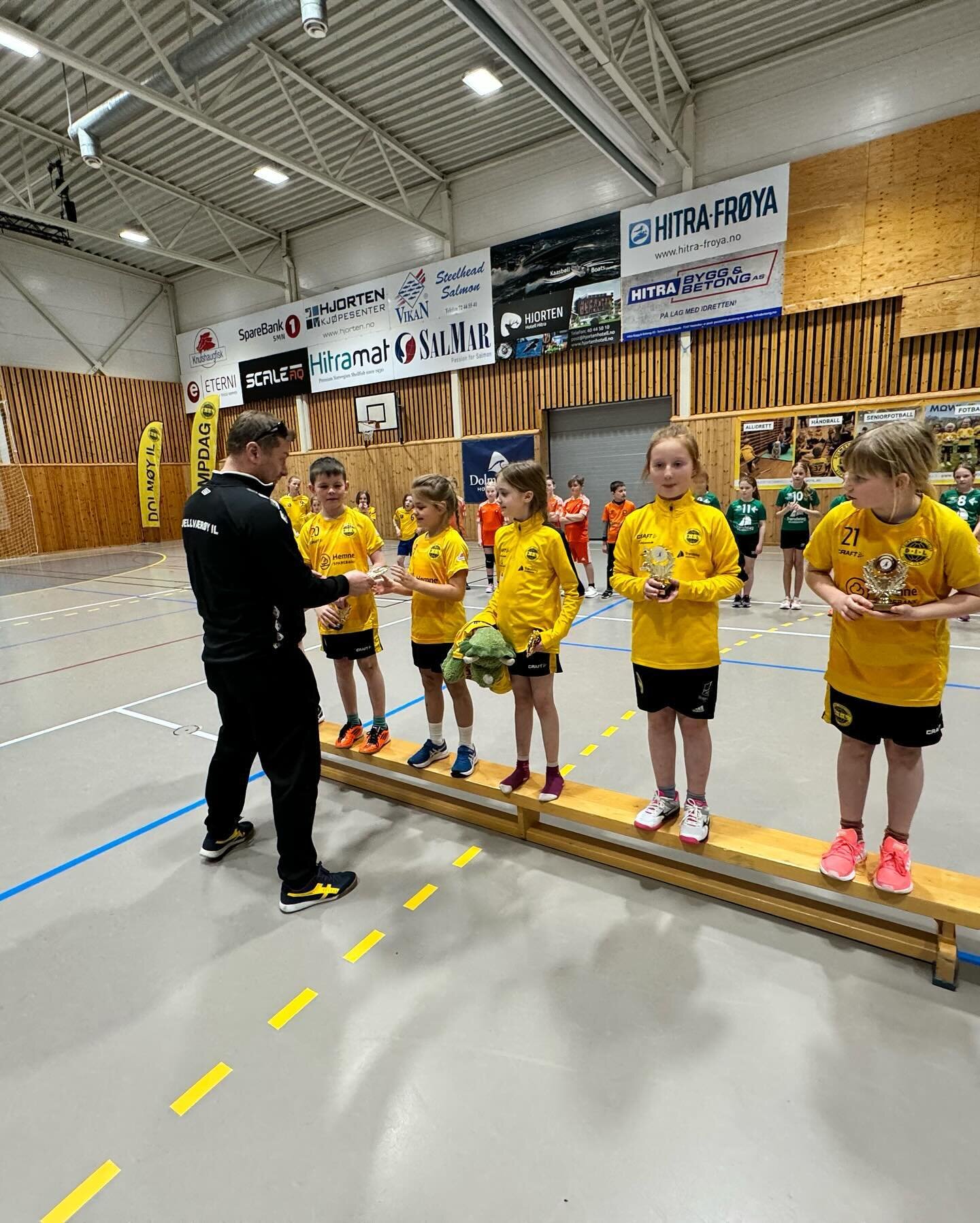 G&oslash;y med barneh&aring;ndball-cup! 🤩
Dolm&oslash;y IL arrangerte sammen med Fjellv&aelig;r&oslash;y IL s&oslash;ndag 3. mars &Oslash;yregionens Vintercup i h&aring;ndball i Hitrahallen. Tilsammen 15 barneh&aring;ndball-lag i alderen 6-10 &aring