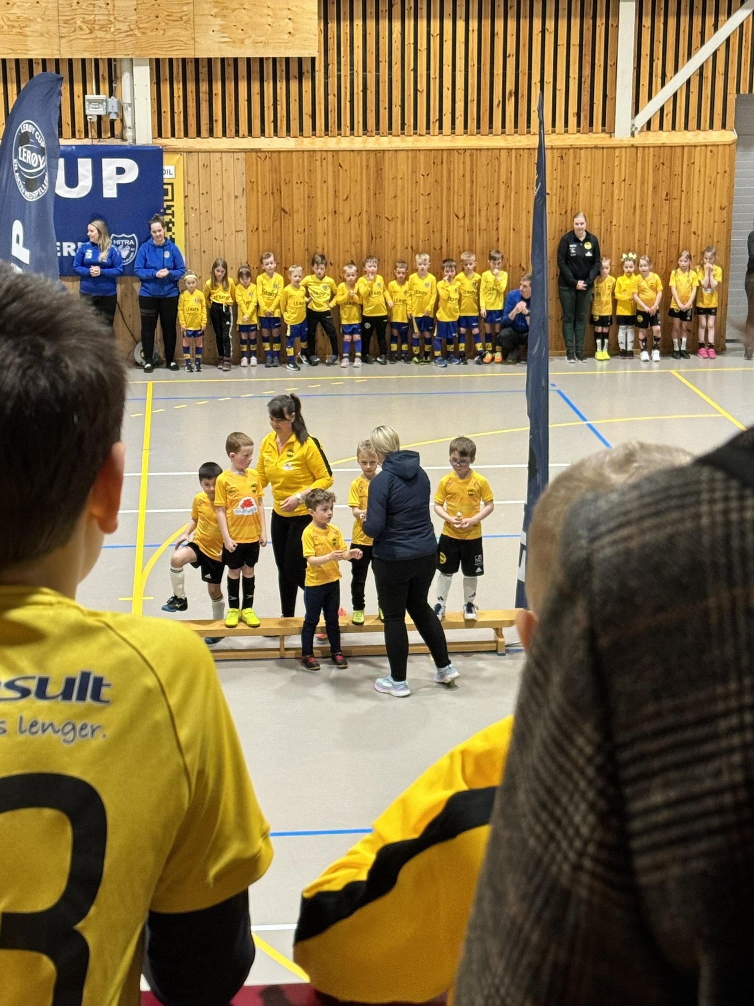 🟡⚫⚽ LER&Oslash;Y-CUP I HITRAHALLEN / HITRA FK - 7.4.24
Dolm&oslash;y IL stilte p&aring; Ler&oslash;y-cup i Hitrahallen s&oslash;ndag 7. april med 5 lag og ca 35 spillere i alderen 6-10 &aring;r.  Vi fikk ogs&aring; testet v&aring;re helt nye 3'er-fo