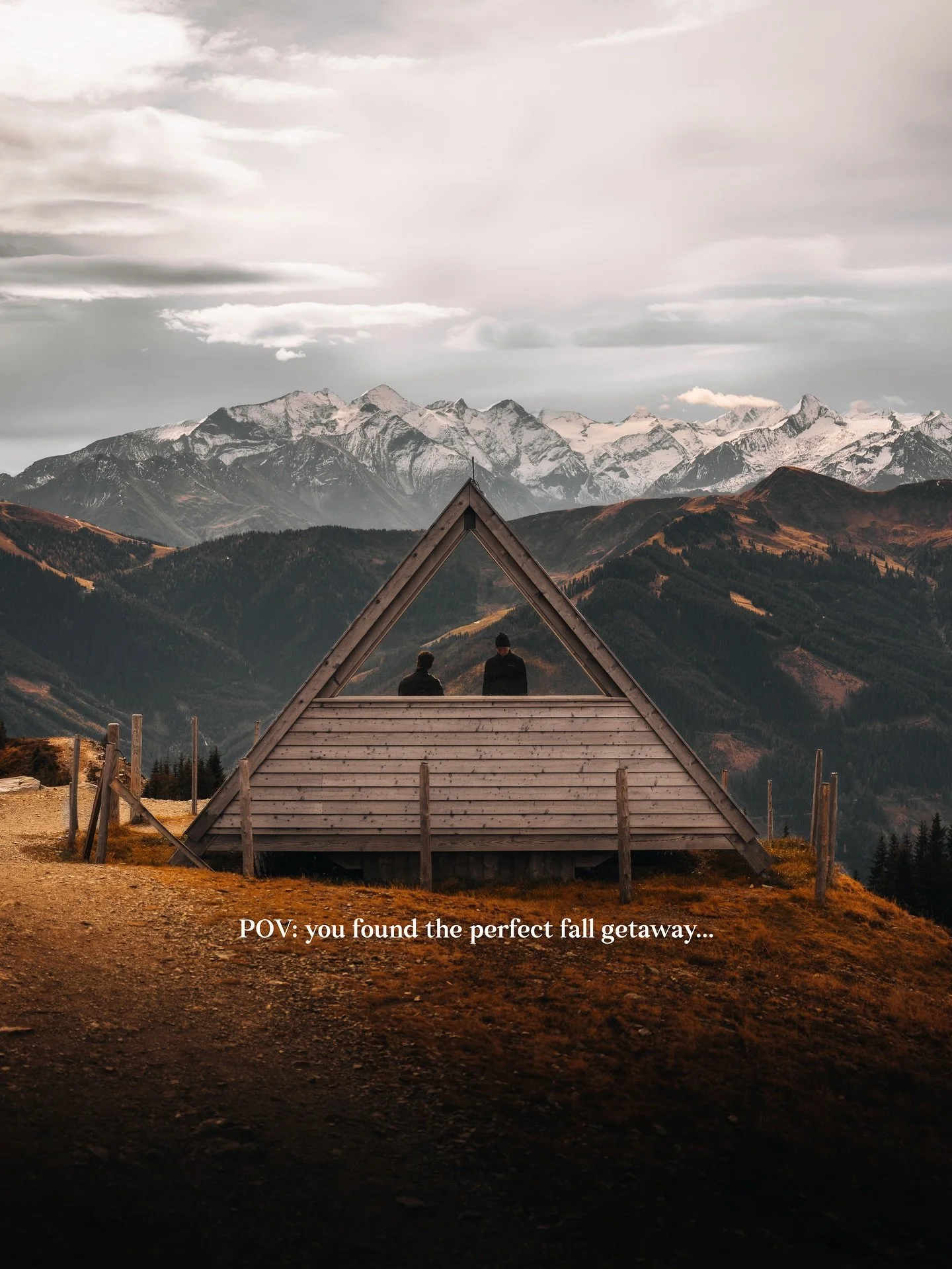 Autumn in Leogang 🍁 
Warm colors, crisp air and slow mornings with mountain views. We spent a few days at Hotel Riederalm, walking trails, collecting little treasures and just being together ❤️

#dronephotography #photography #mountains #autumn #leo