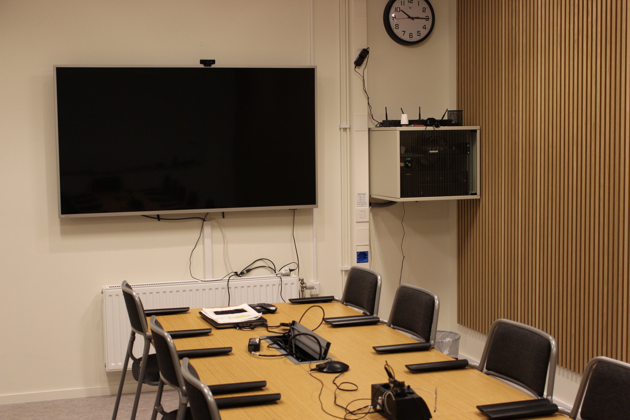 På bild: En närmre blick på tekniken som finns tillgänglig i lokalen, såsom TV, vägghänggd ljudanläggning samt dator och mikrofoner på bordet. Allt är färdigkopplat för att startas upp, men vid behov går det även att använda egen dator.
