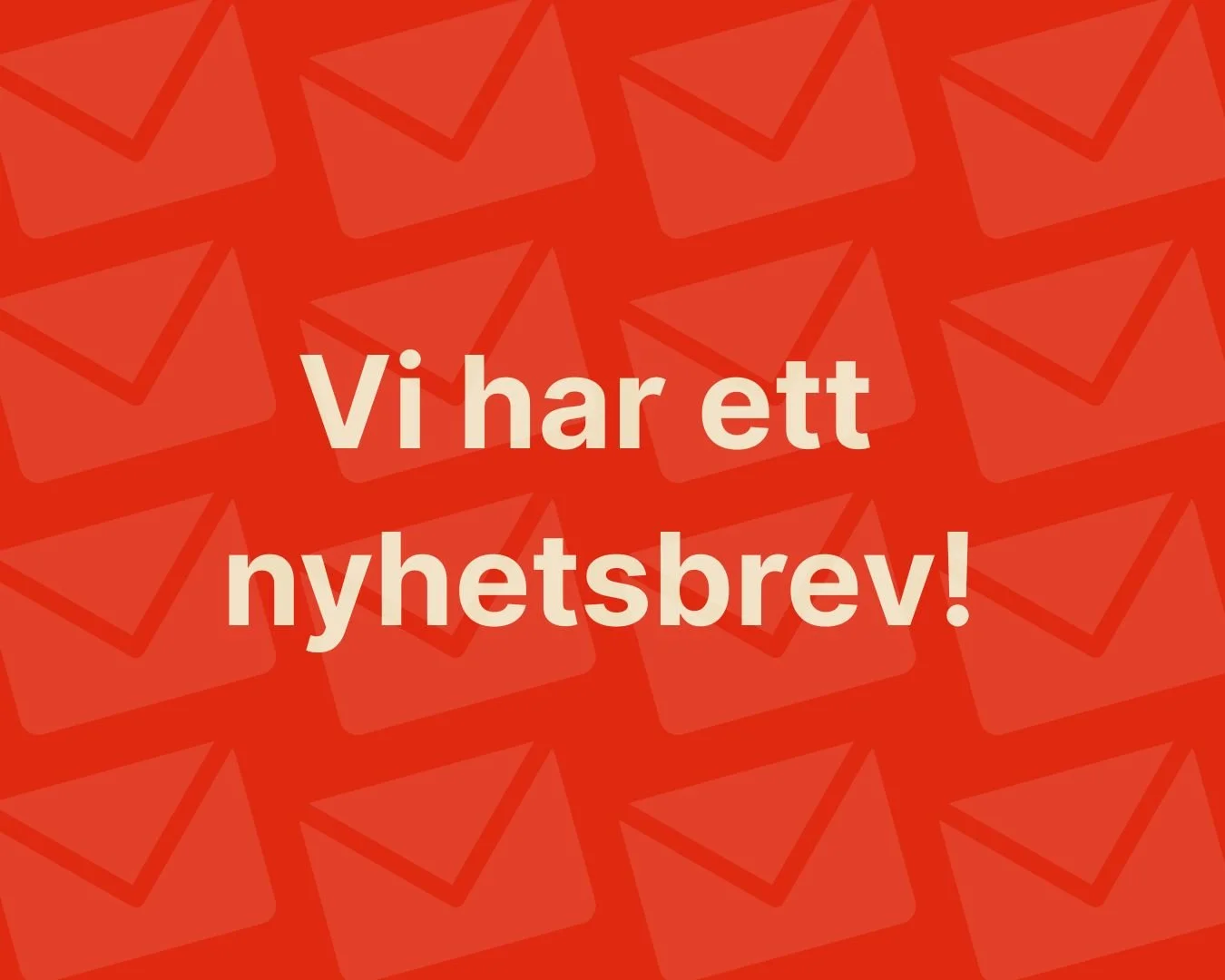 Grafisk bild med röd kuvert-mönstrad bakgrund och text som lyder “Vi har ett nyhetsbrev!”.