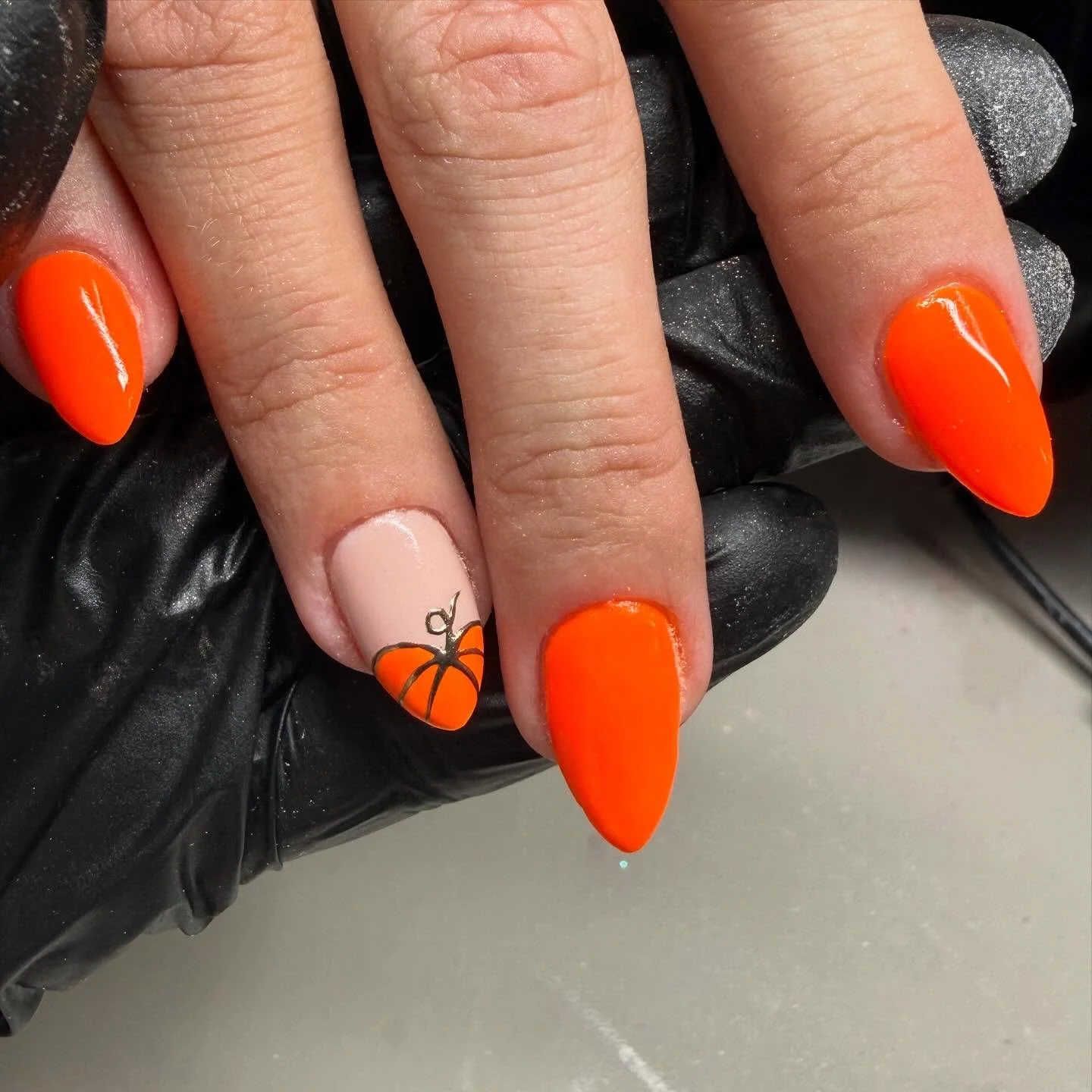 Halloween but classy 🎃
 
Sometimes simple designs are the best 🧡