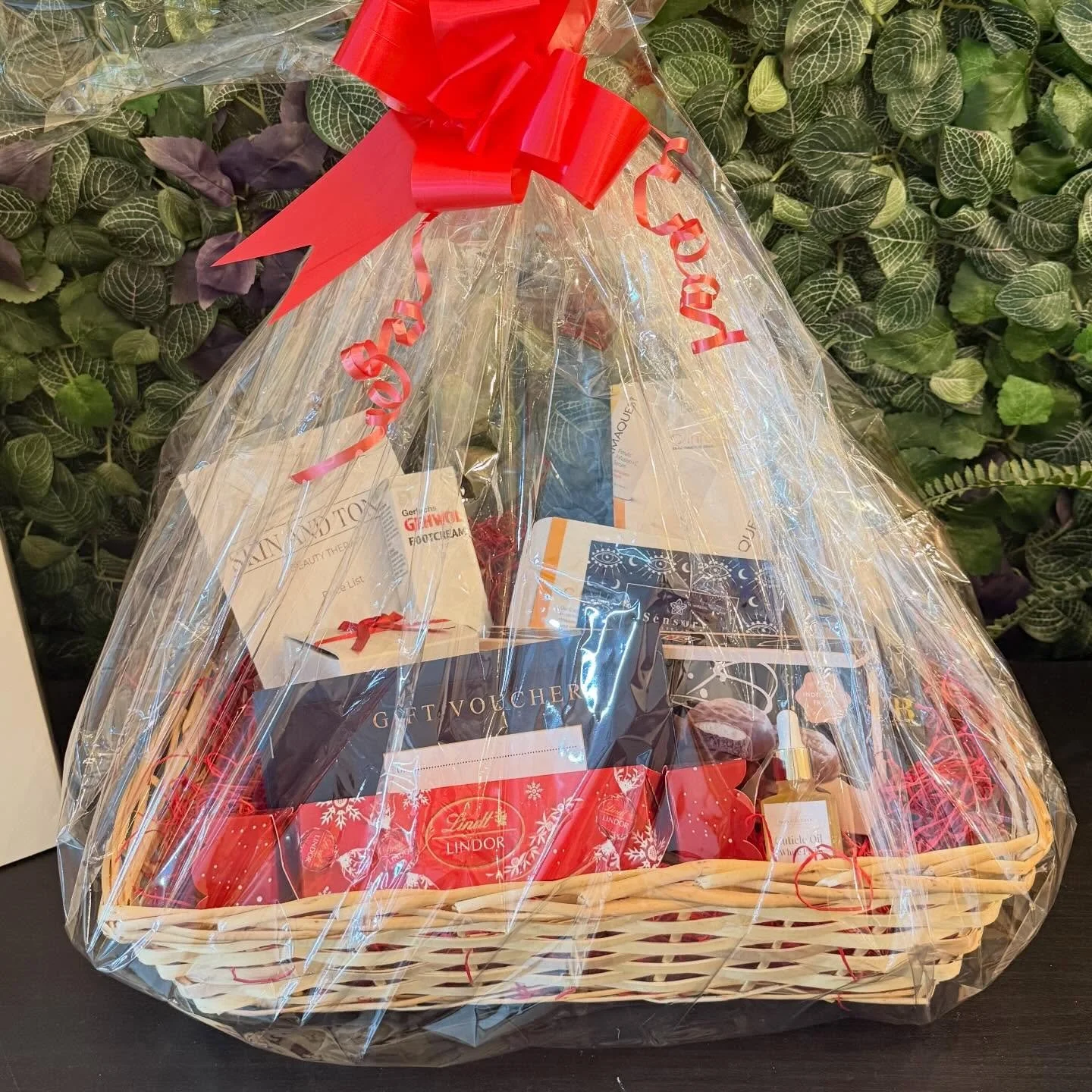It&rsquo;s back! &pound;5 per ticket or &pound;20 per strip! Worth over &pound;160! Tickets available in salon or online!
 
✨The big fat beauty hamper raffle has returned!✨
 
🎄Dermaquest C infusion skincare kit 
🎄 KOAM momentous hair oil
🎄 Resi&ac