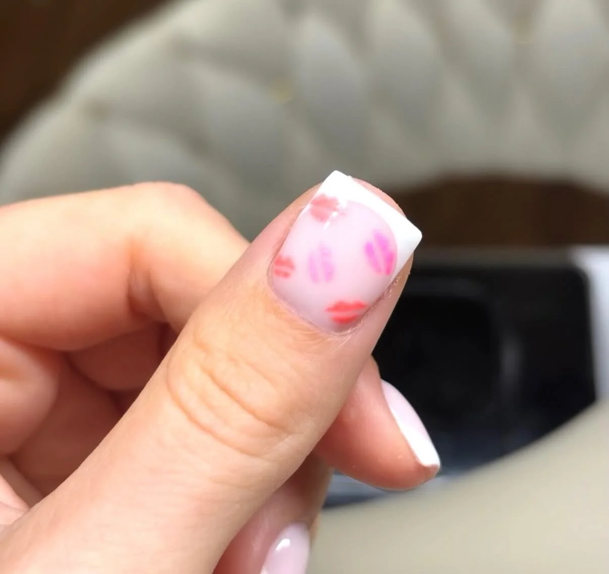 Megan was feeling a little bit romantic this afternoon 💋
 
Aren&rsquo;t these just the cutest?! 
 
#magpiegelcolour #magpienailtech #chesterfieldnailssalon