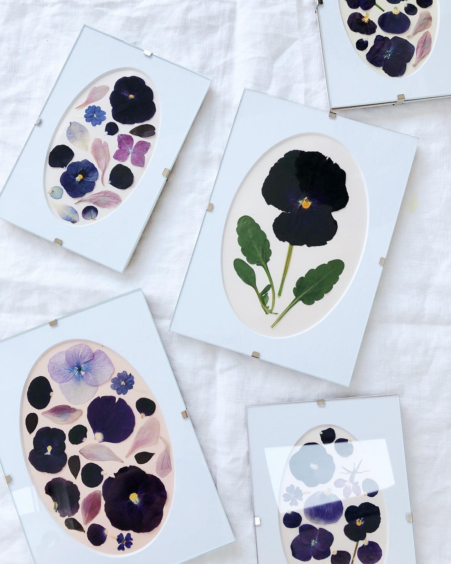 Oval flowers 🌸🌿 in time for the Christmas @craftyfoxmarket market 🎄