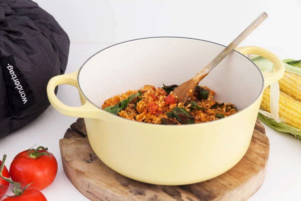 Wonderbag-cooking-pot_with_spoon.jpg