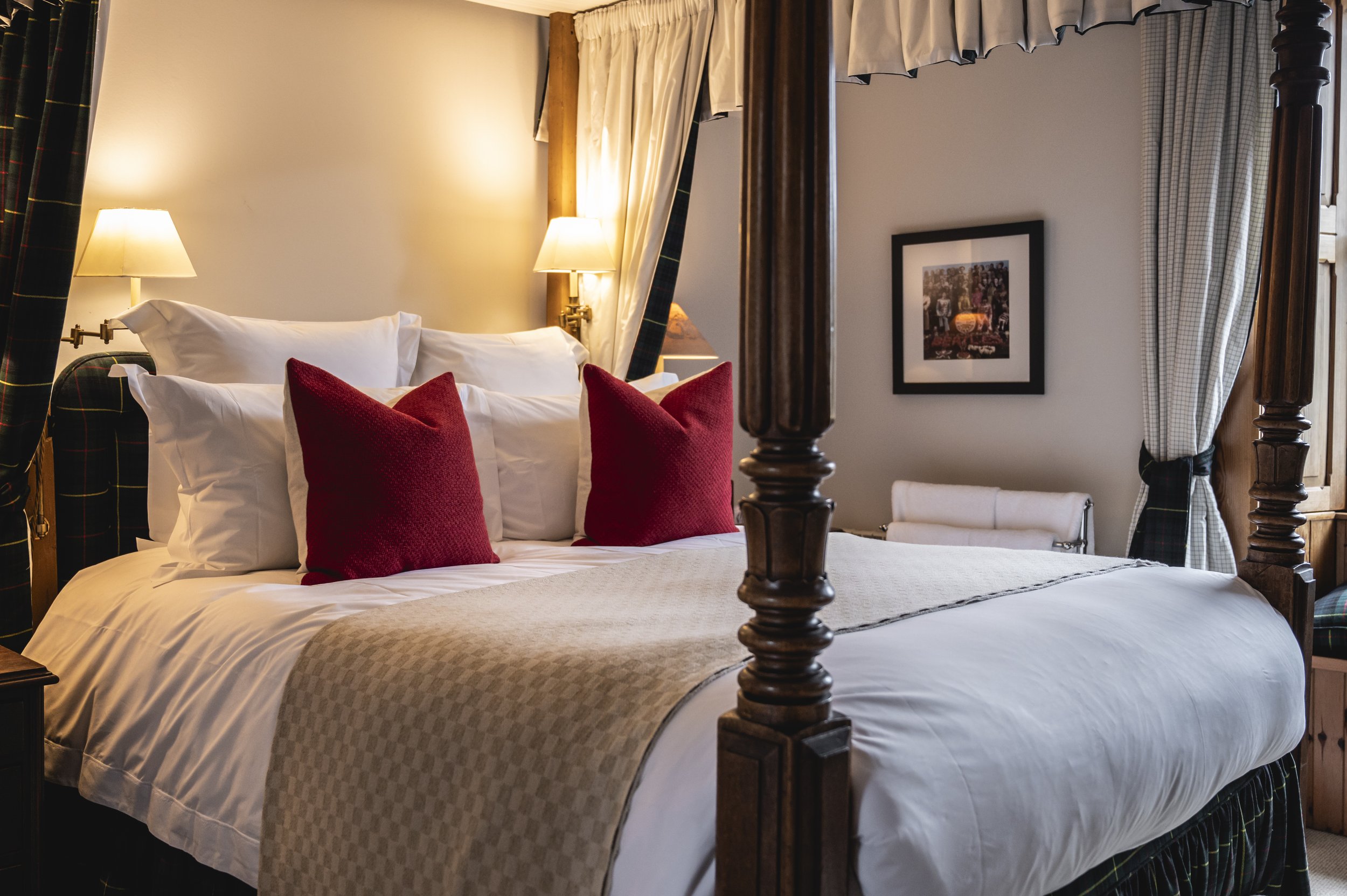 Glen-Affric-Scotland-Highlands-Luxury-Bedroom-Rose-Bed.jpg