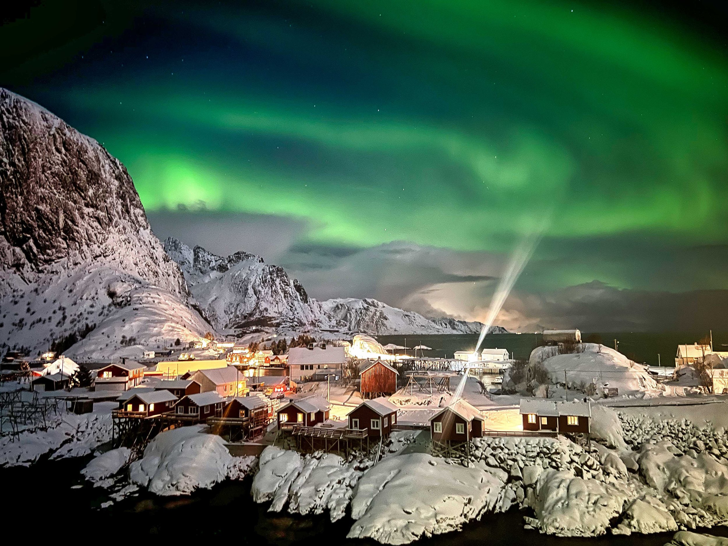 NorveĢge-aurore-boreĢale-hamnoy.jpeg