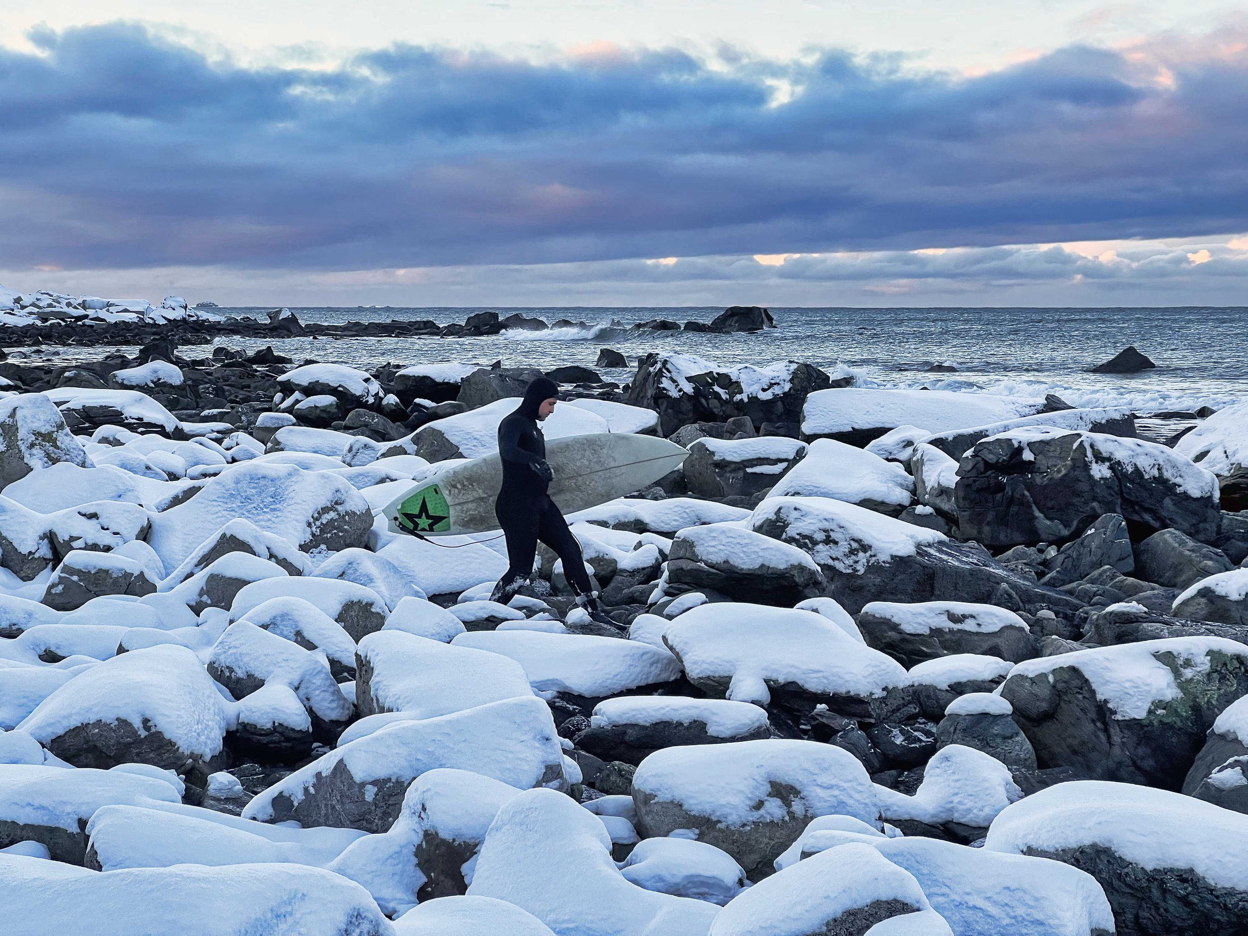 NorveĢge-surfeur-hiver-lofoten.jpeg