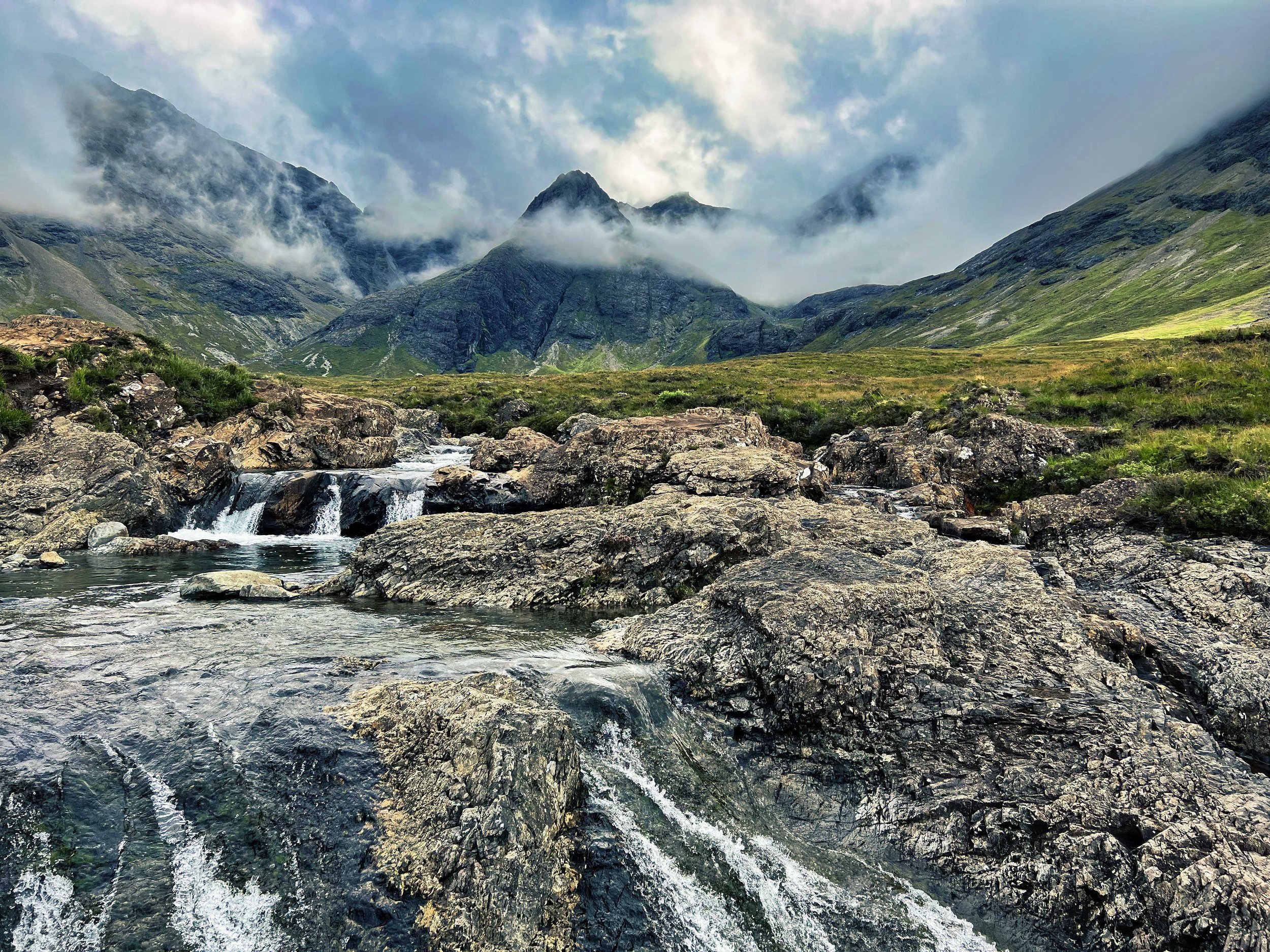 Ecosse-Road-trip-scotland-fairy-pool-skye.jpeg