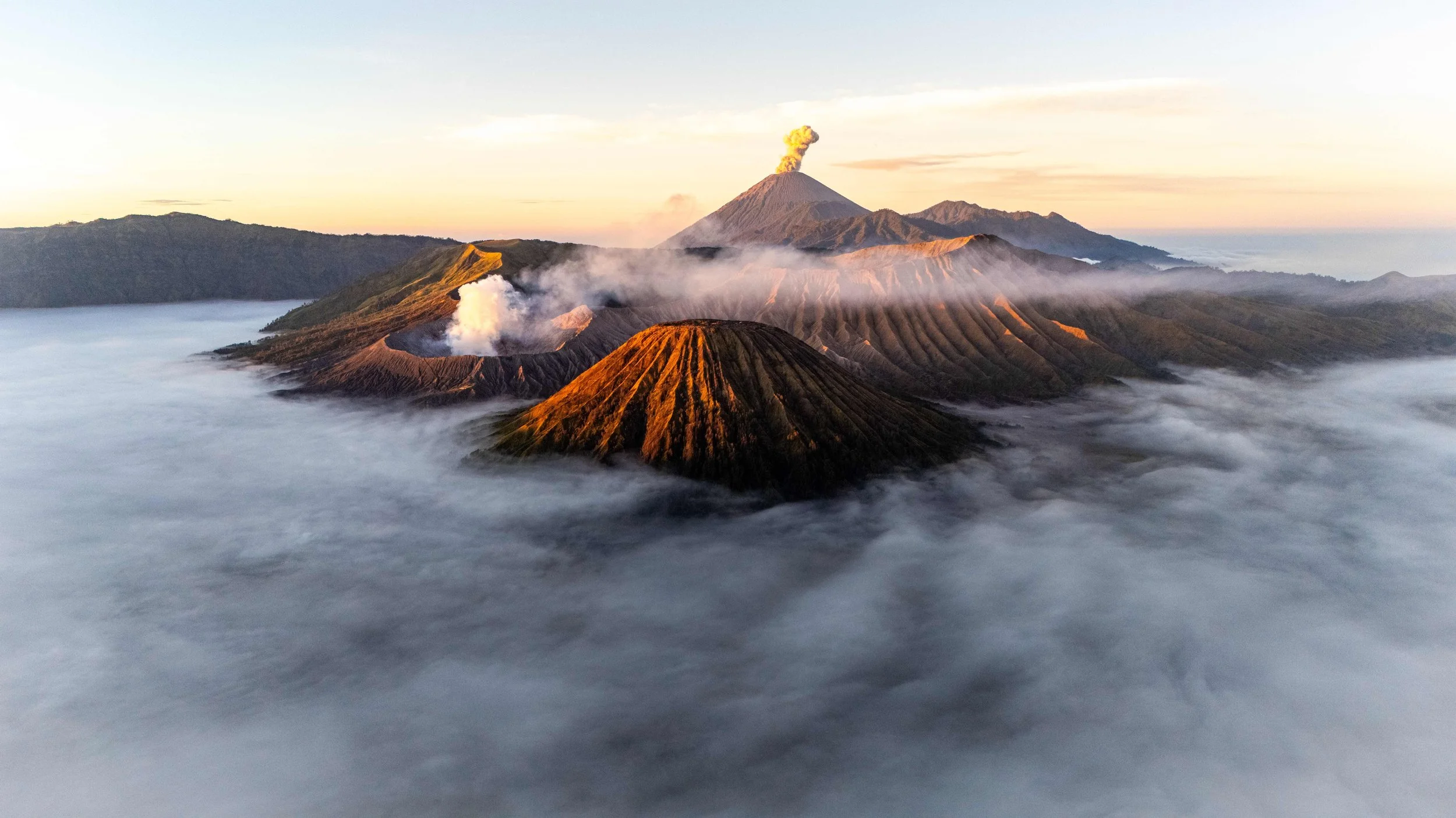 Java, Indonésie : volcans, cascades et temples, l’île la plus brute du pays.