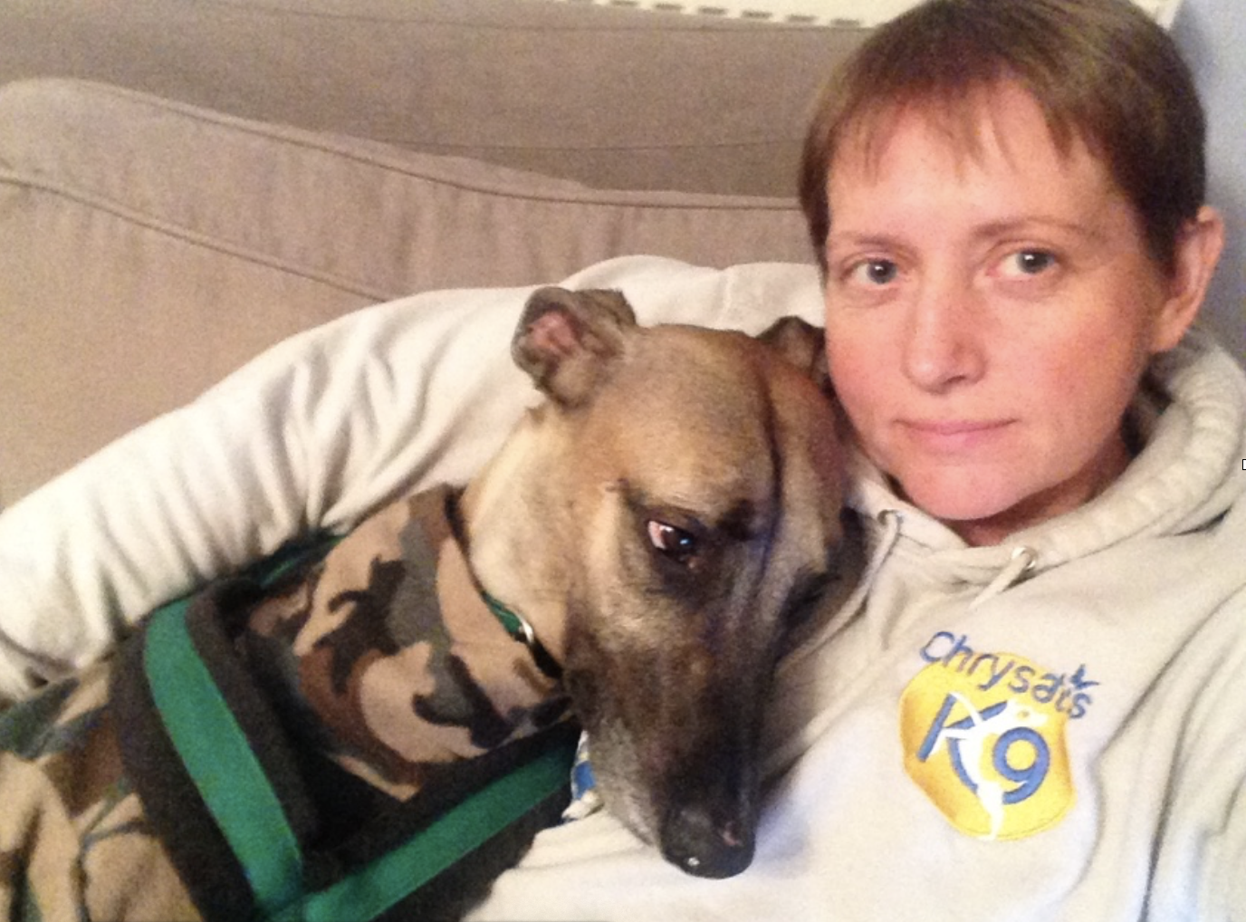 Axis se fait câliner parce qu'il a peur.