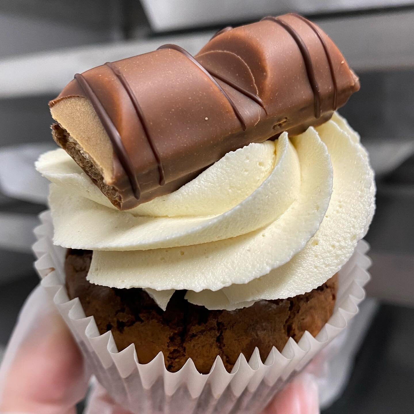 Hey little cupcake 😍😍😍
I LOVE making our brownie cupcakes, these ones are filled with a White Chocolate Hazelnut Cream and topped with Hazelnut Buttercream &amp; Kinder Bueno 🤤 Using @finchbakery nozzle 🧁
These cupcakes are heading over to @attw